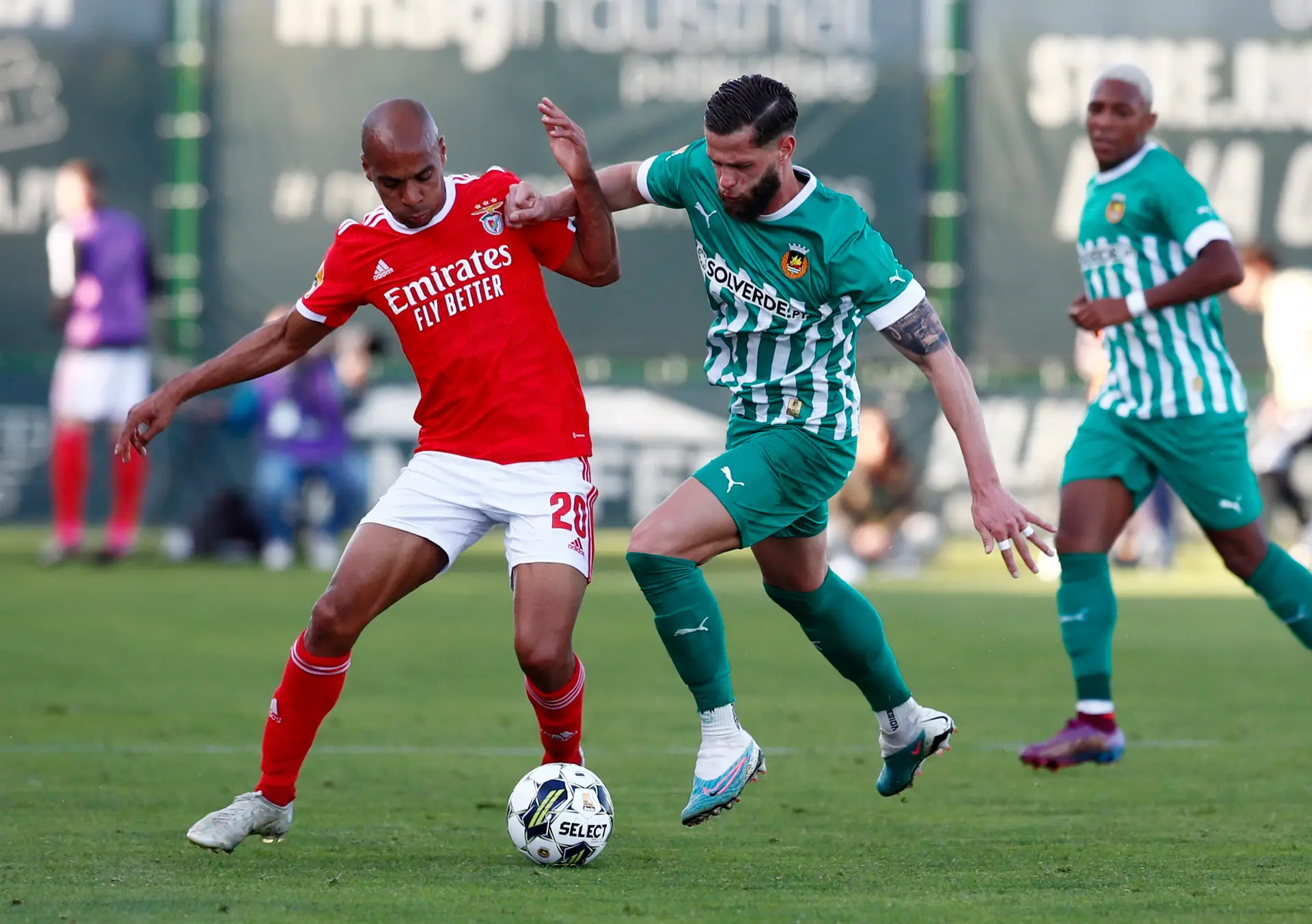 Benfica vence Rio Ave e segue isolado na liderança
