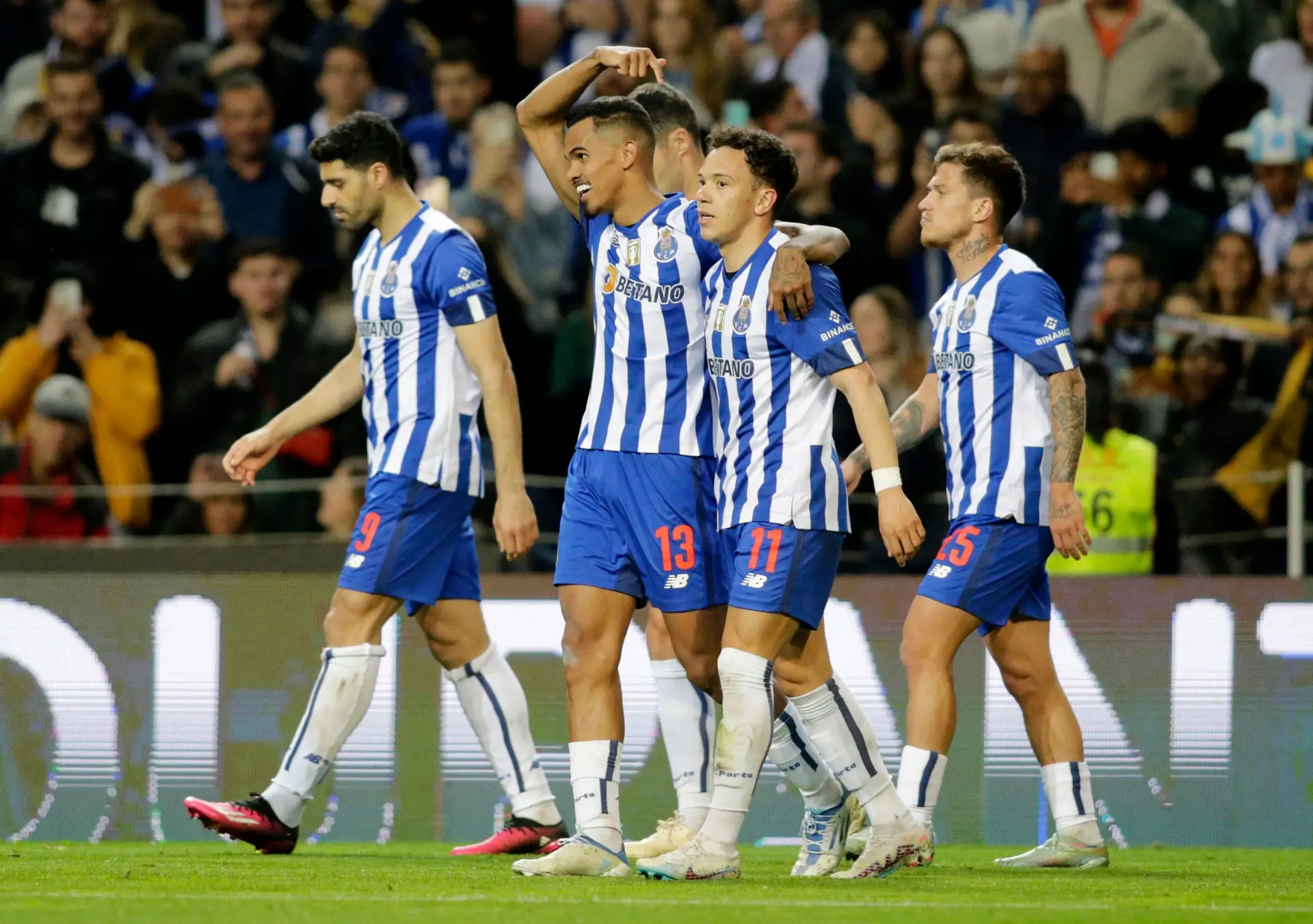 FC Porto derrota Portimonense e recupera lugar