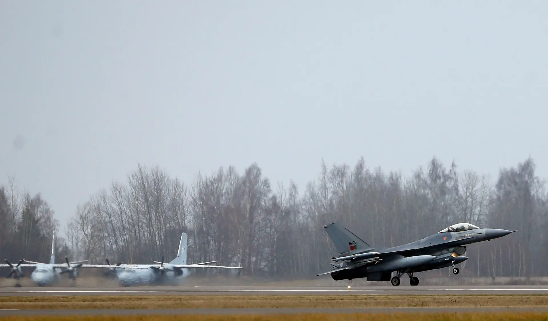 Rússia deixa aviso ao Ocidente: envio de F-16 para a Ucrânia traz “riscos colossais”