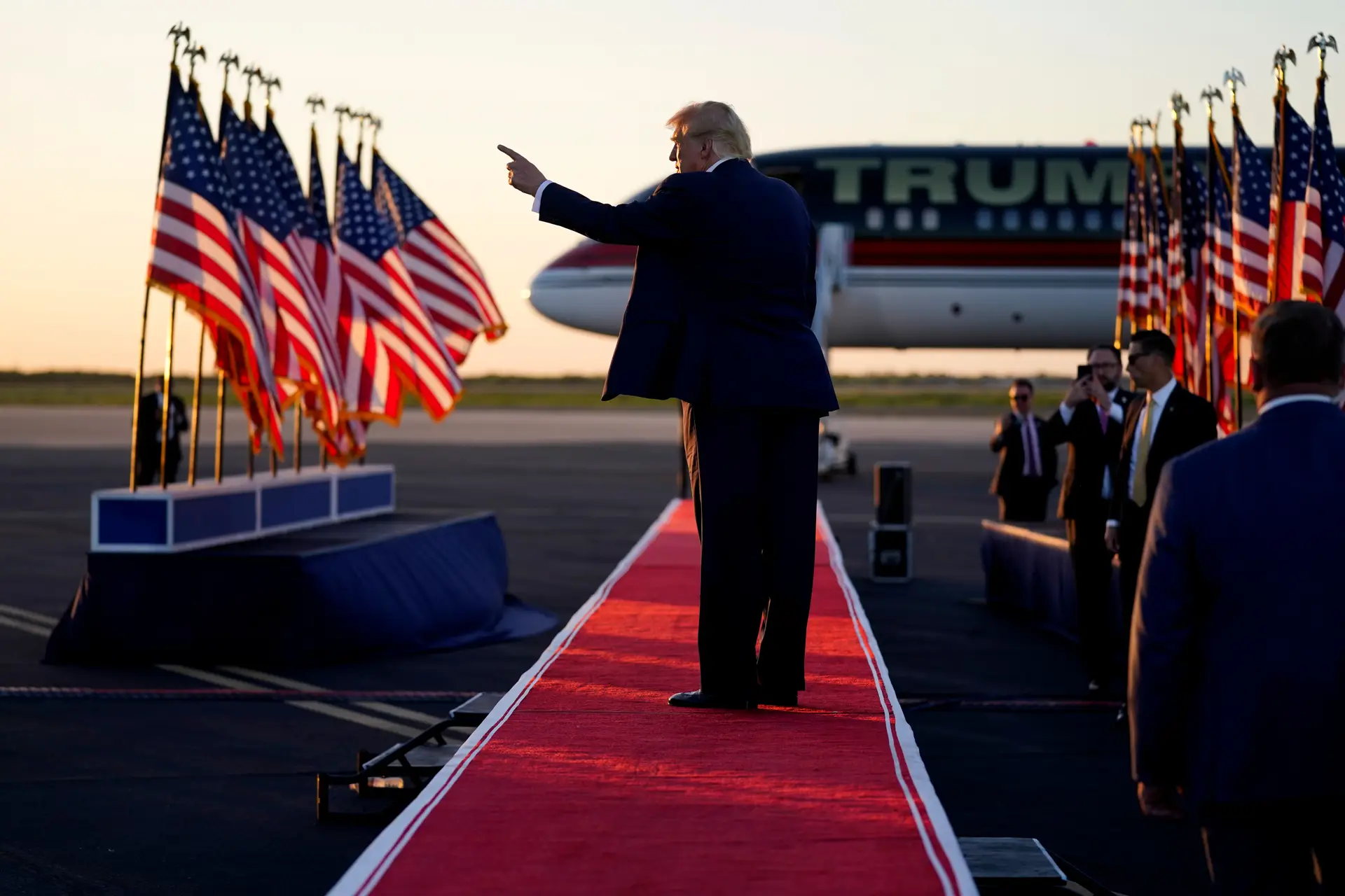 Vamos ver Trump algemado? O que precisa de saber sobre a ida do ex-Presidente a tribunal