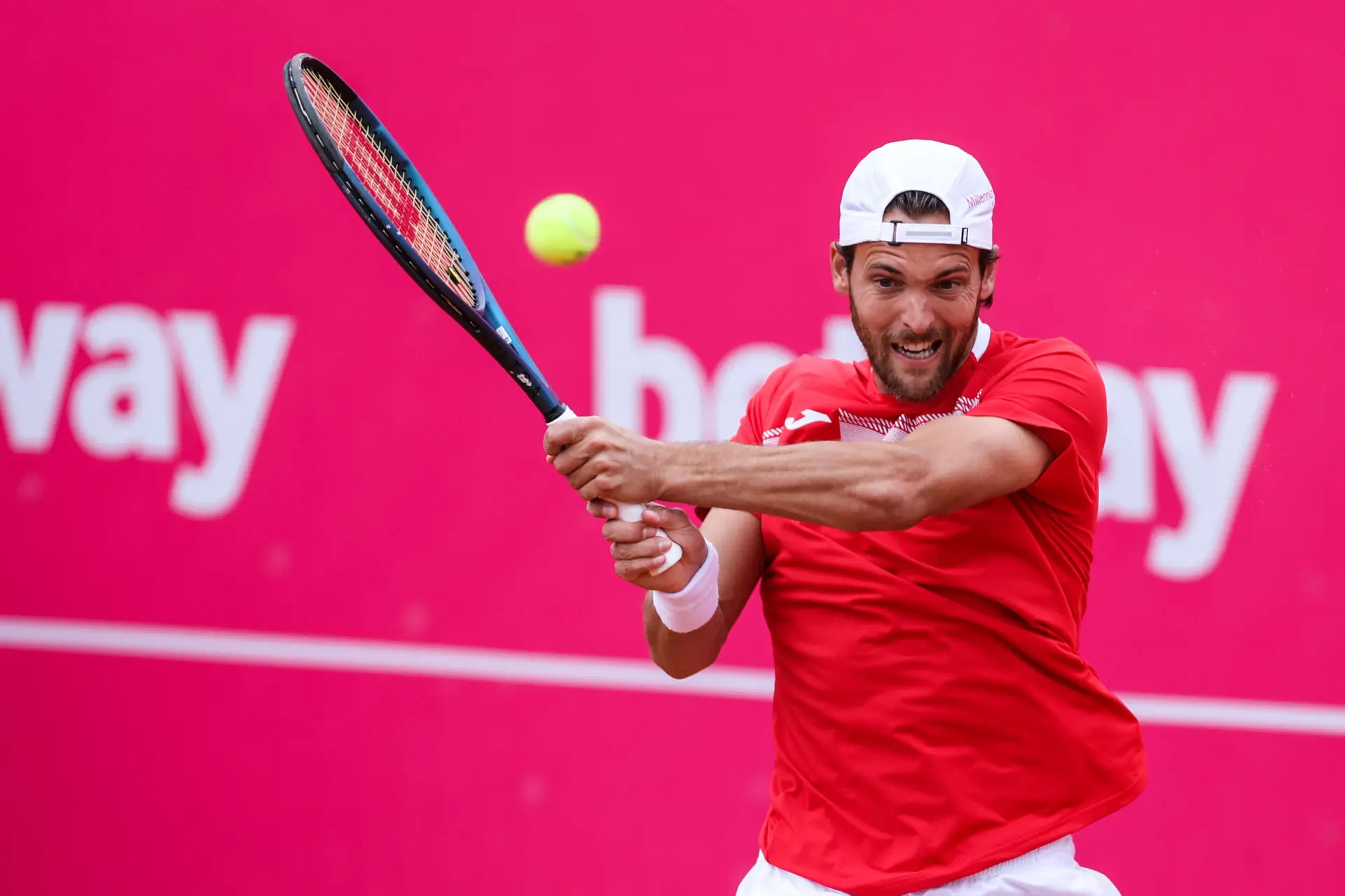 João Sousa avança para a segunda ronda do Estoril Open