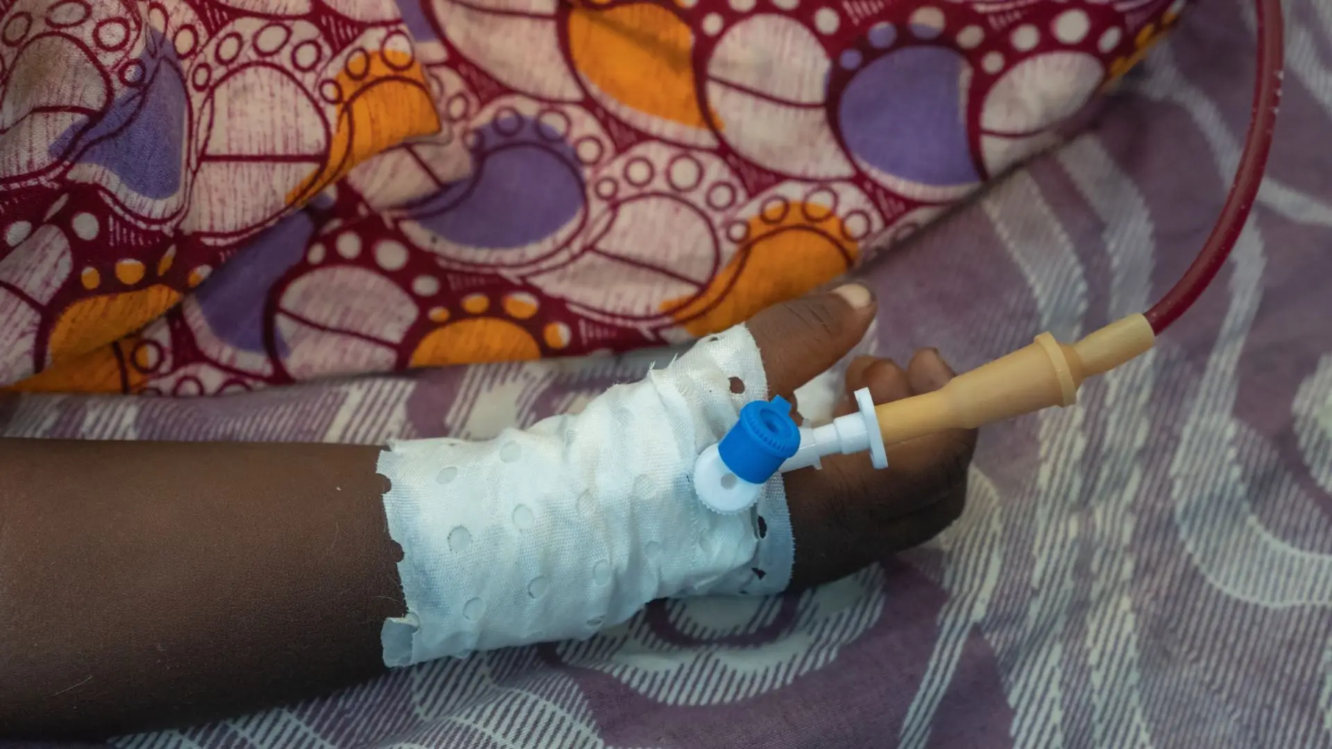 Vinte mulheres hospitalizadas após envenenamento em escola no Irão
