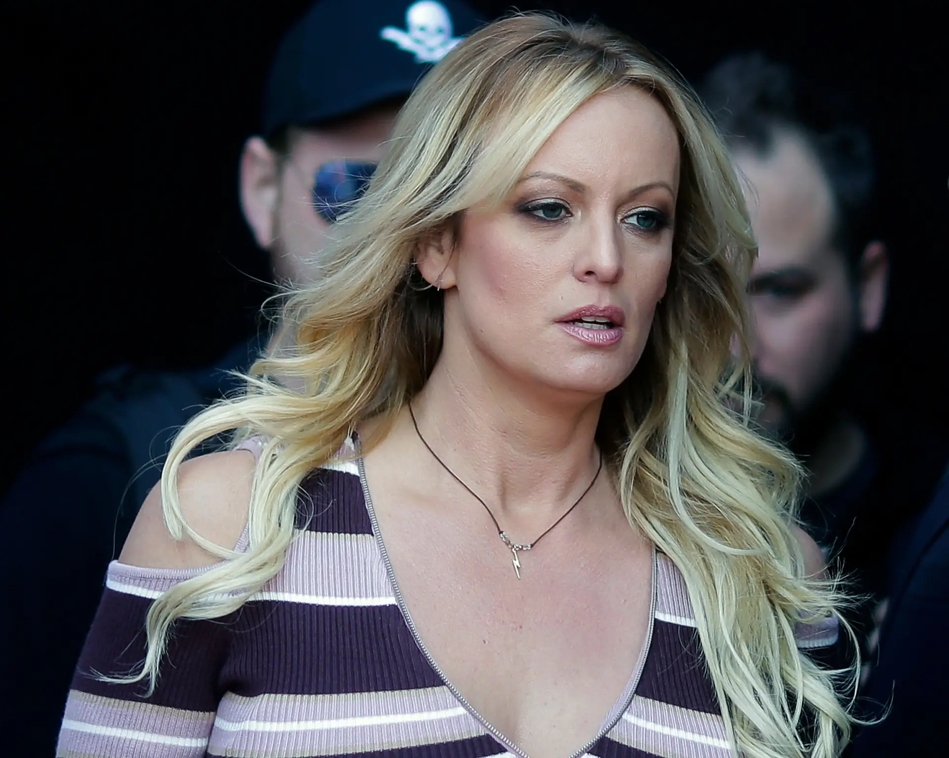Stormy Daniels condenada a pagar 122 mil dólares em despesas legais de Trump
