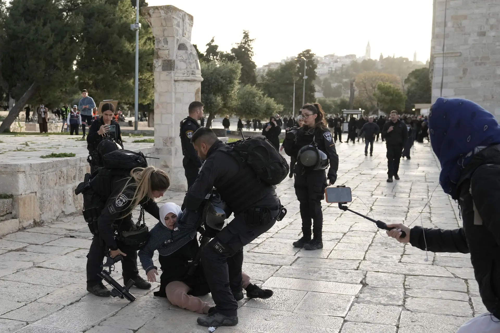 Jerusalém: confrontos entre israelitas e palestinianos na mesquita de Al-Aqsa