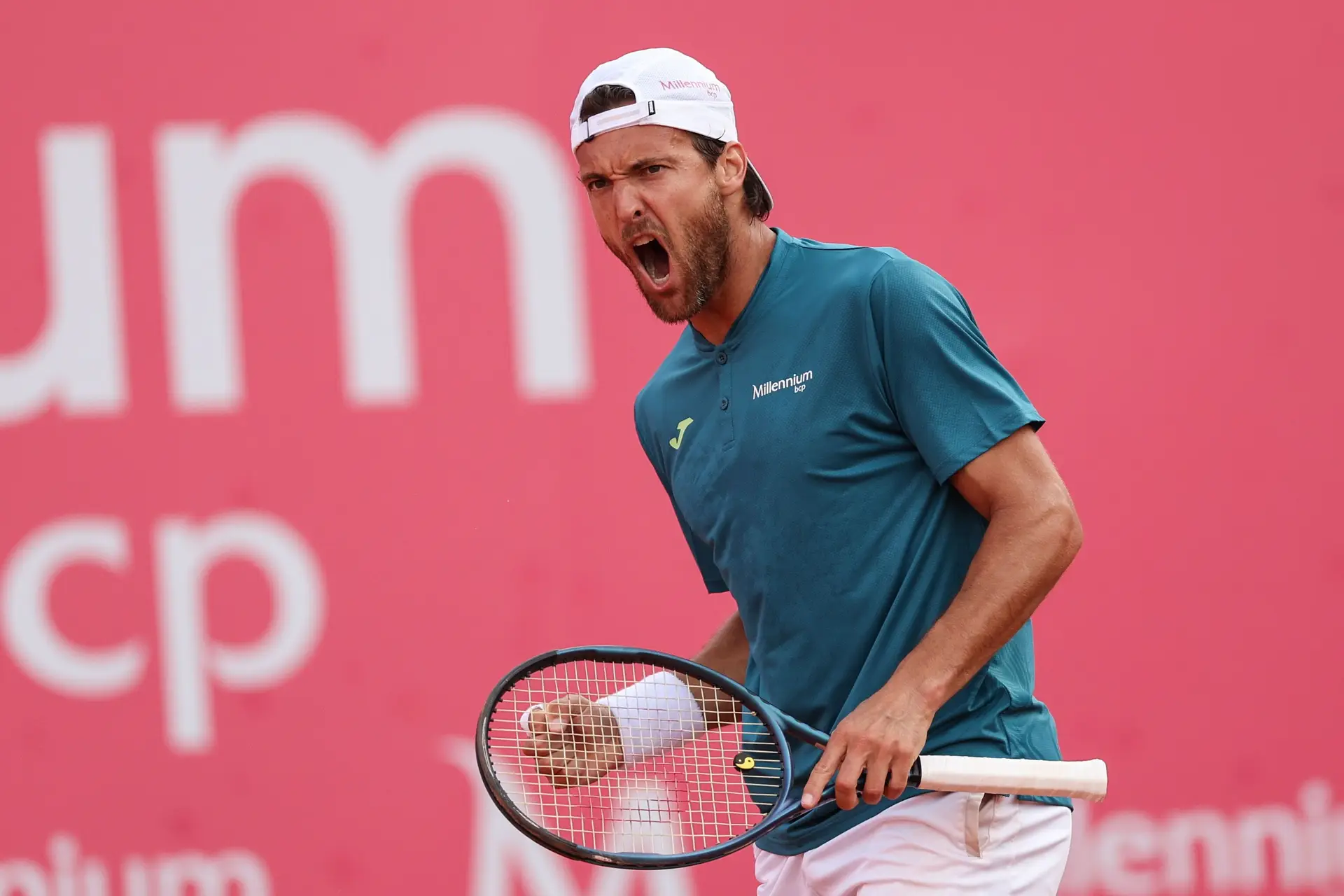 João Sousa durante um jogo no Estoril Open.