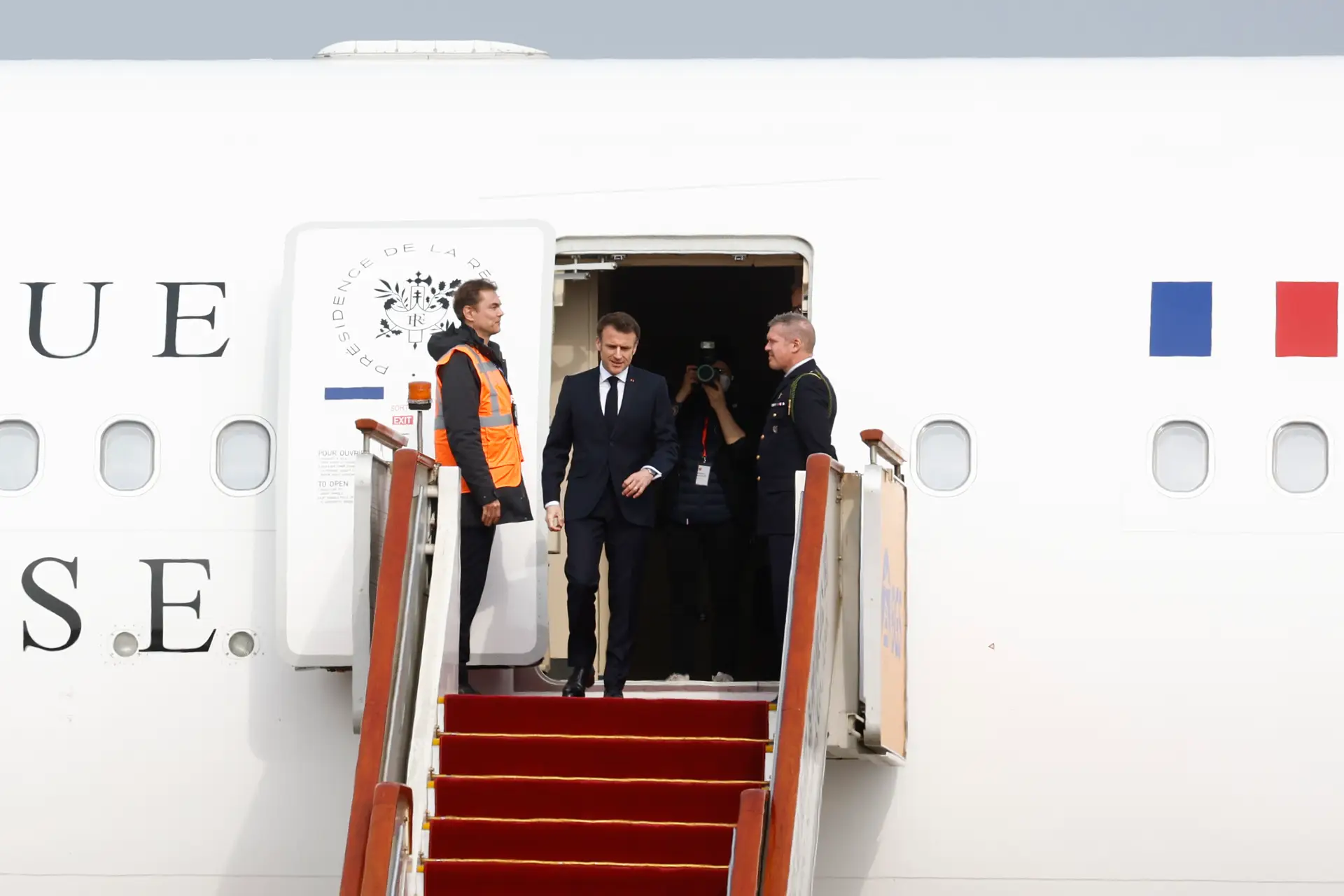Macron chega a Pequim para visita oficial à China