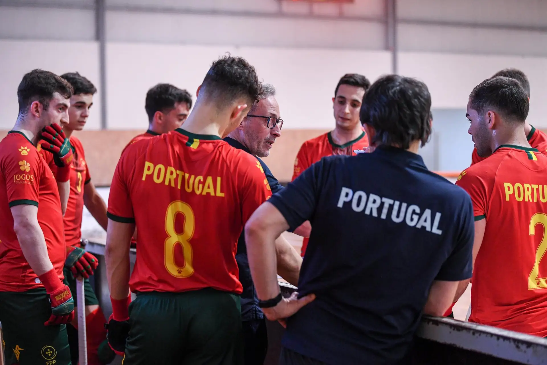 Roger se apresenta ao City para jogar torneio sub-19 em Portugal