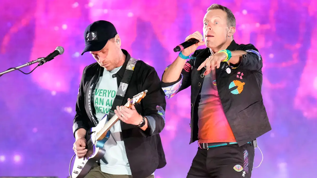 Coldplay durante um concerto da tour "Music of the Spheres".