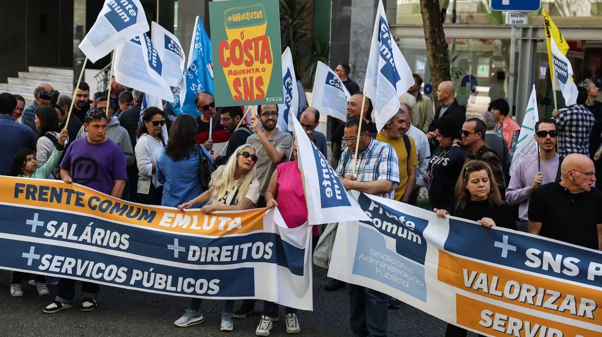 A Frente Comum promoveu uma concentração de dirigentes, delegados e ativistas sindicais, em defesa dos trabalhadores da saúde e do Serviço Nacional de Saúde em frente ao Ministério da Saúde.