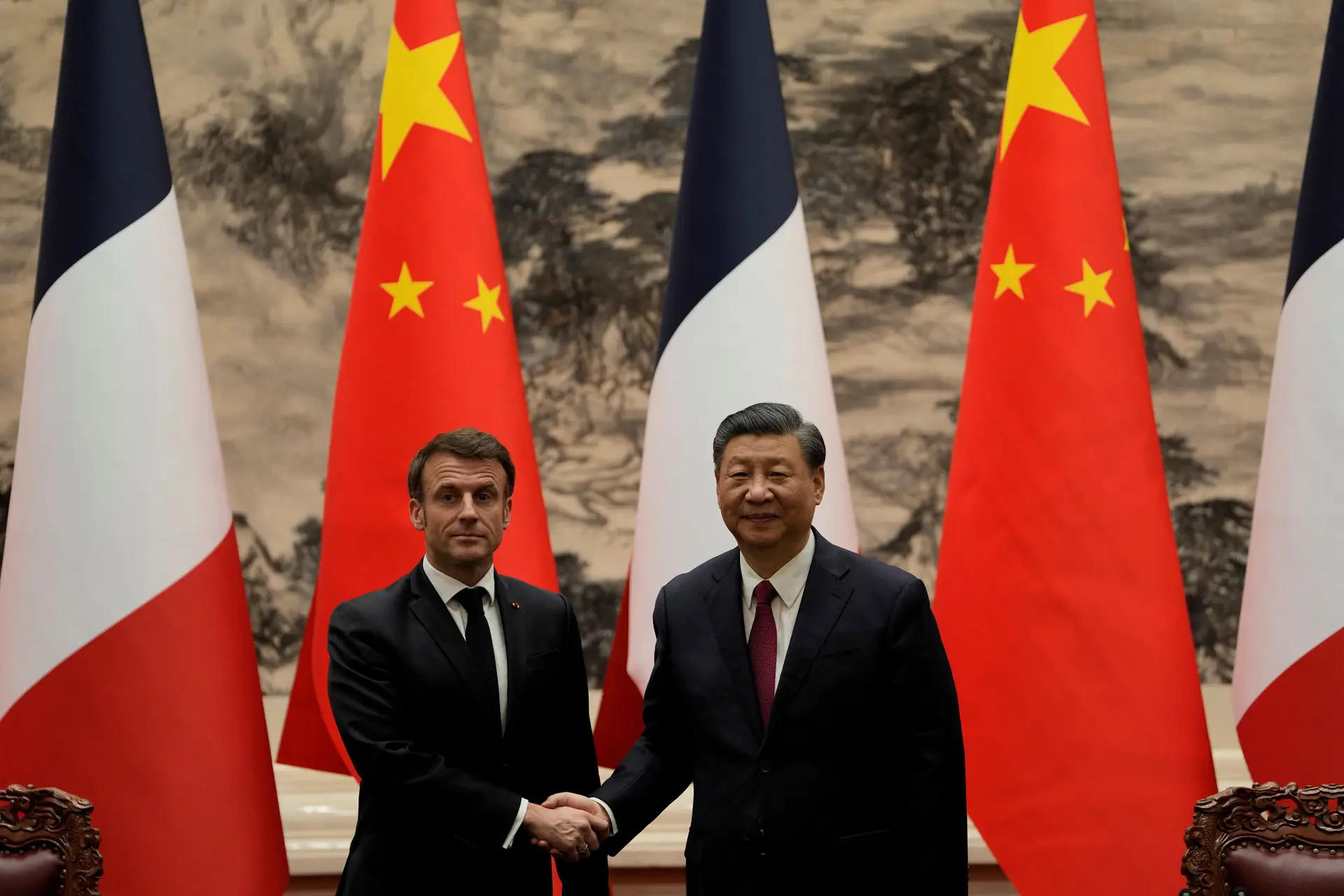Presidente francês, Emmanuel Macron, e o homólogo chinês, Xi Jinping, em Pequim.