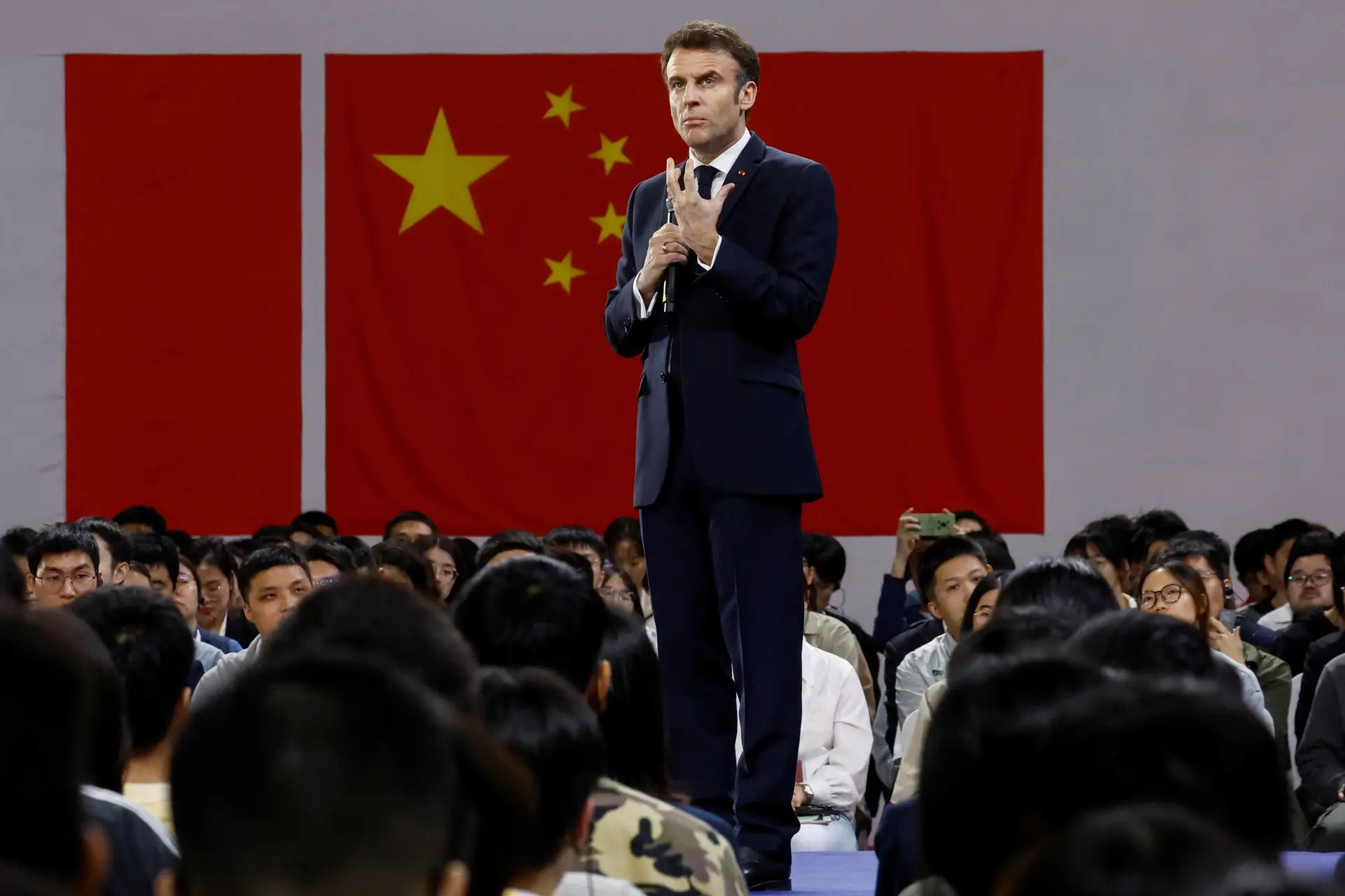 O Presidente francês reuniu-se com estudantes chineses no terceiro dia de visita à China.