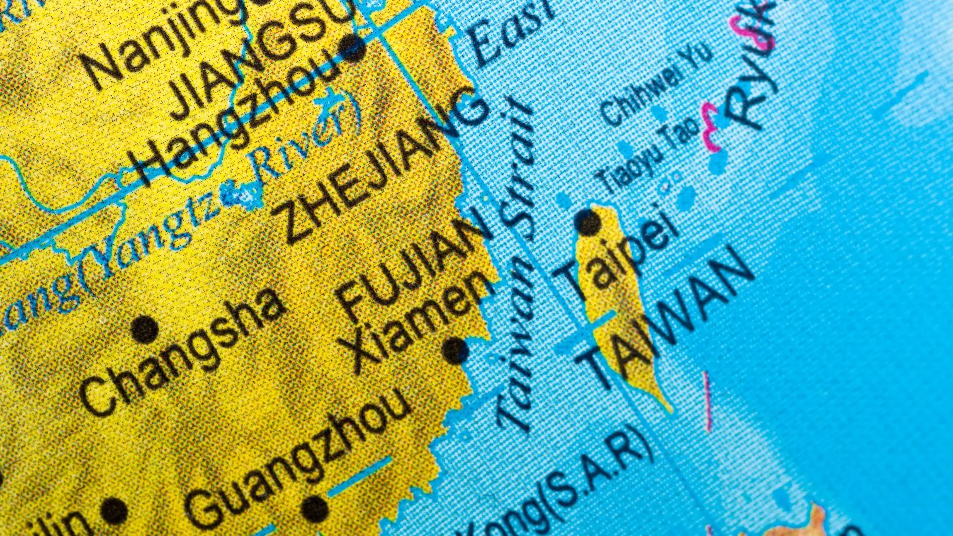 China inicia exercícios militares (com fogo real) no estreito de Taiwan