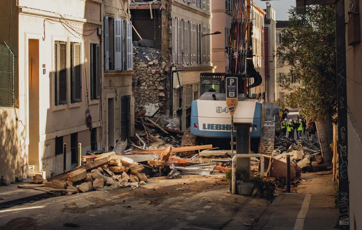 Dois corpos encontrados nos escombros de edifício em Marselha
