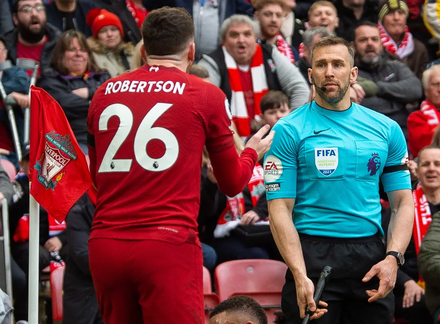 Árbitro assistente sem sanção após agressão a jogador do Liverpool