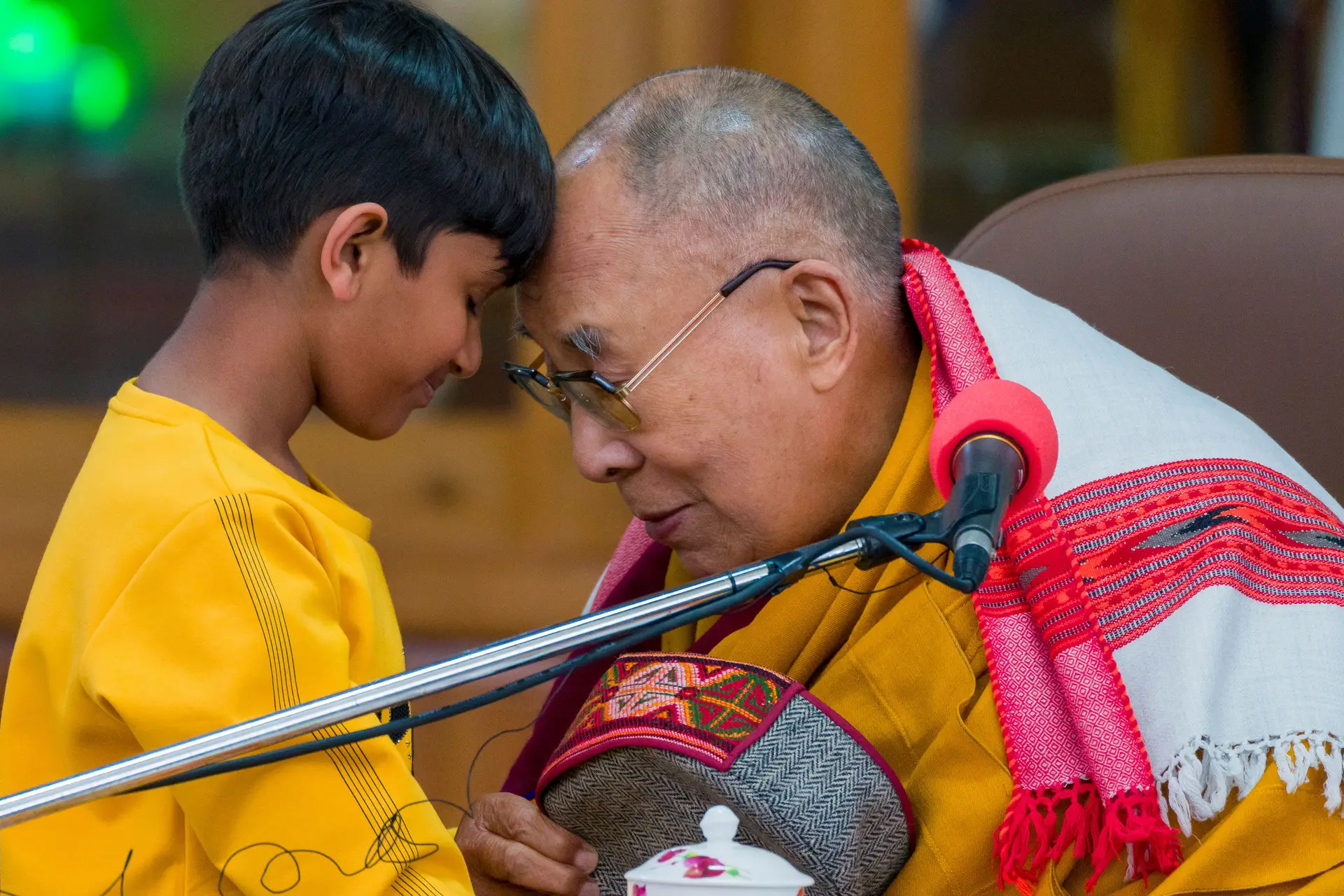 Dalai Lama apresenta desculpa após pedir a criança para lhe chupar a língua
