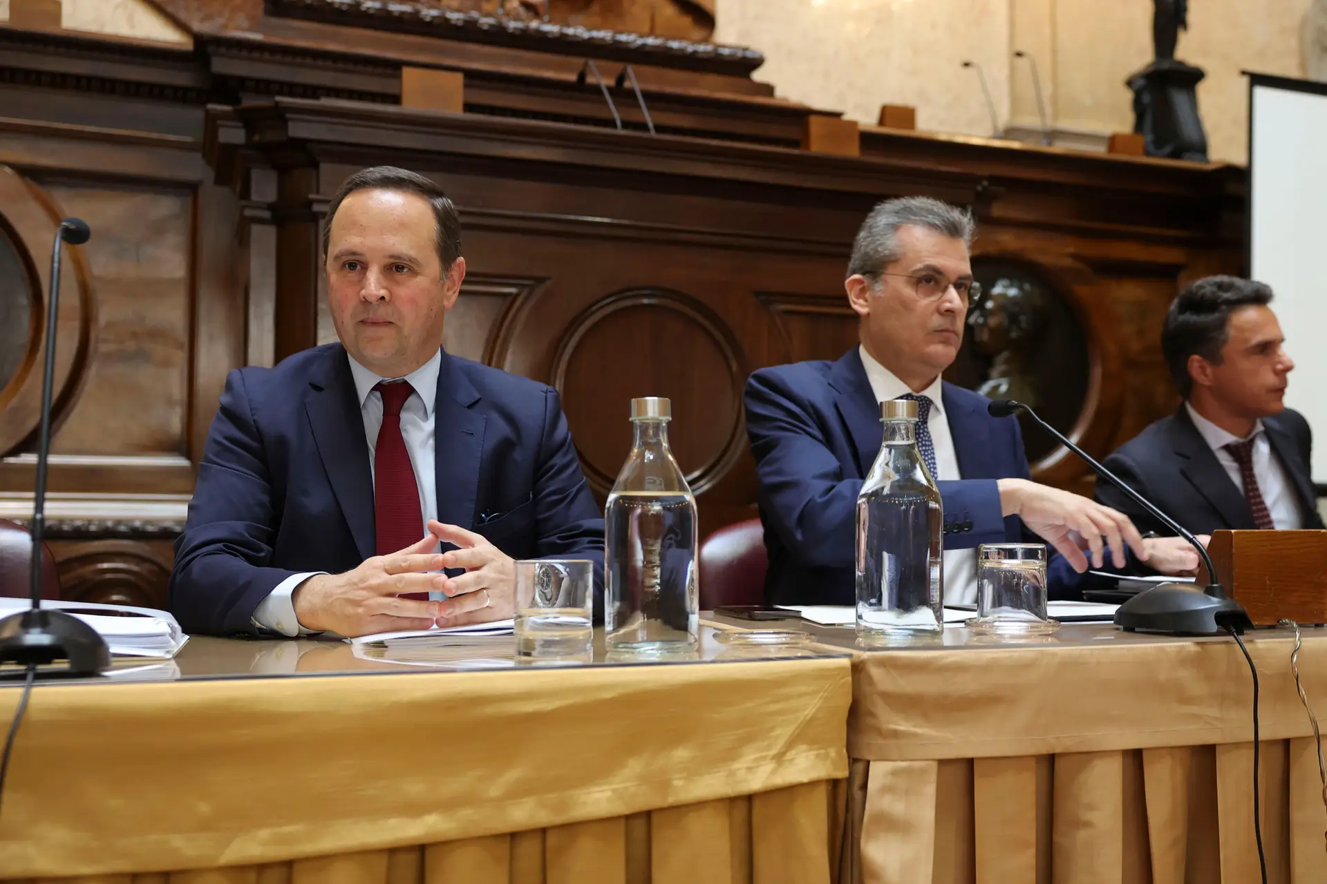 Aumento da função pública e apoio às famílias mais vulneráveis serão pagos em maio