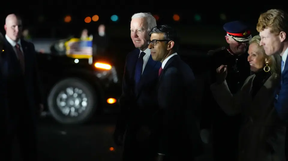 O primeiro-ministro britânico, Rishi Sunak, recebeu Biden no aeroporto de Belfast