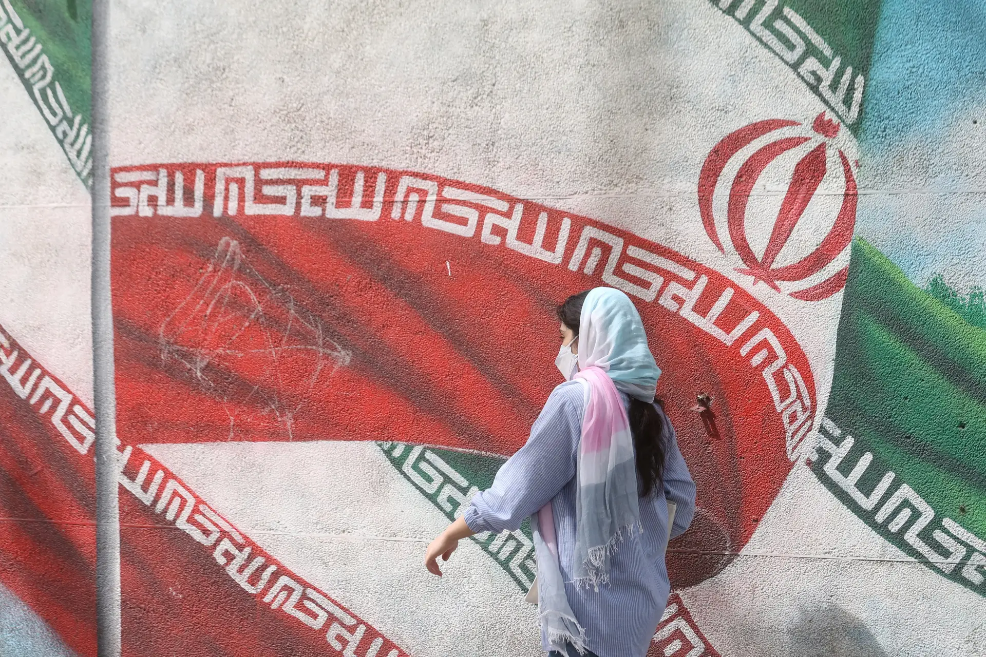 Irão: duas atrizes foram processadas por aparecerem sem véu em público