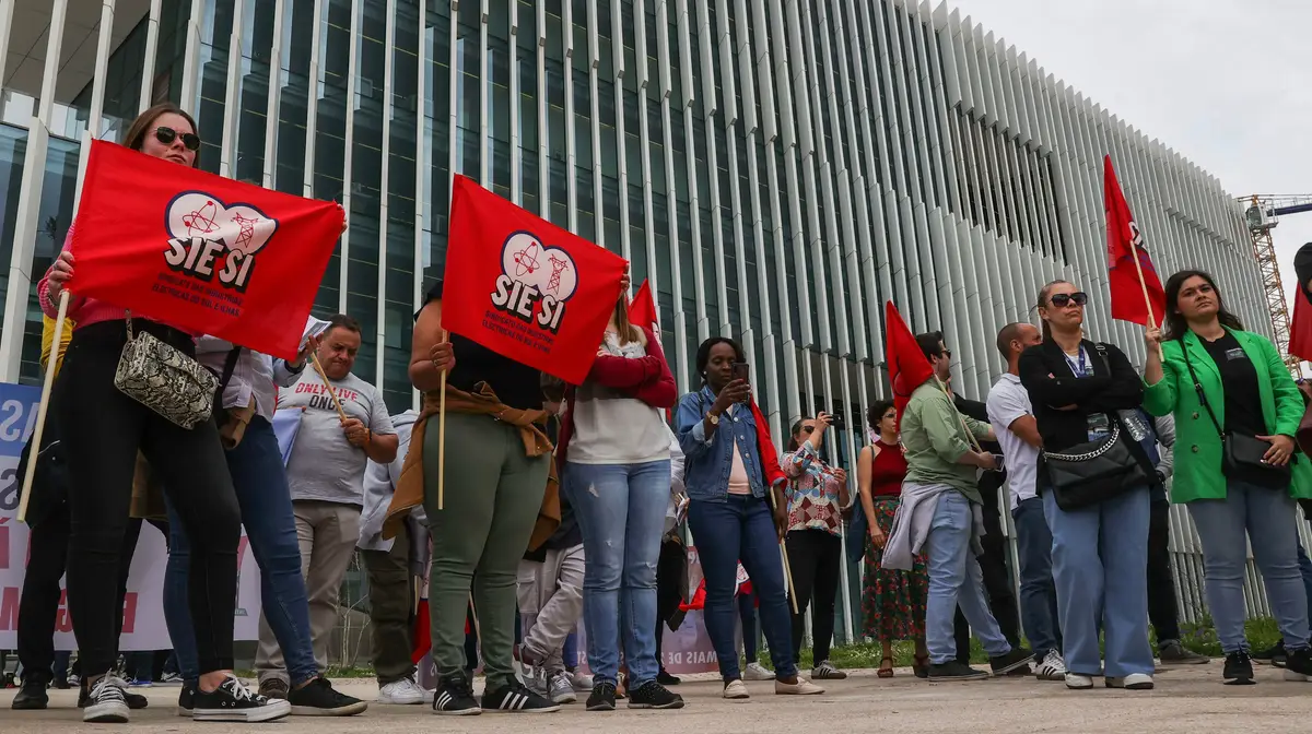 Concentração de trabalhadores da EDP, junto à sede, em Lisboa