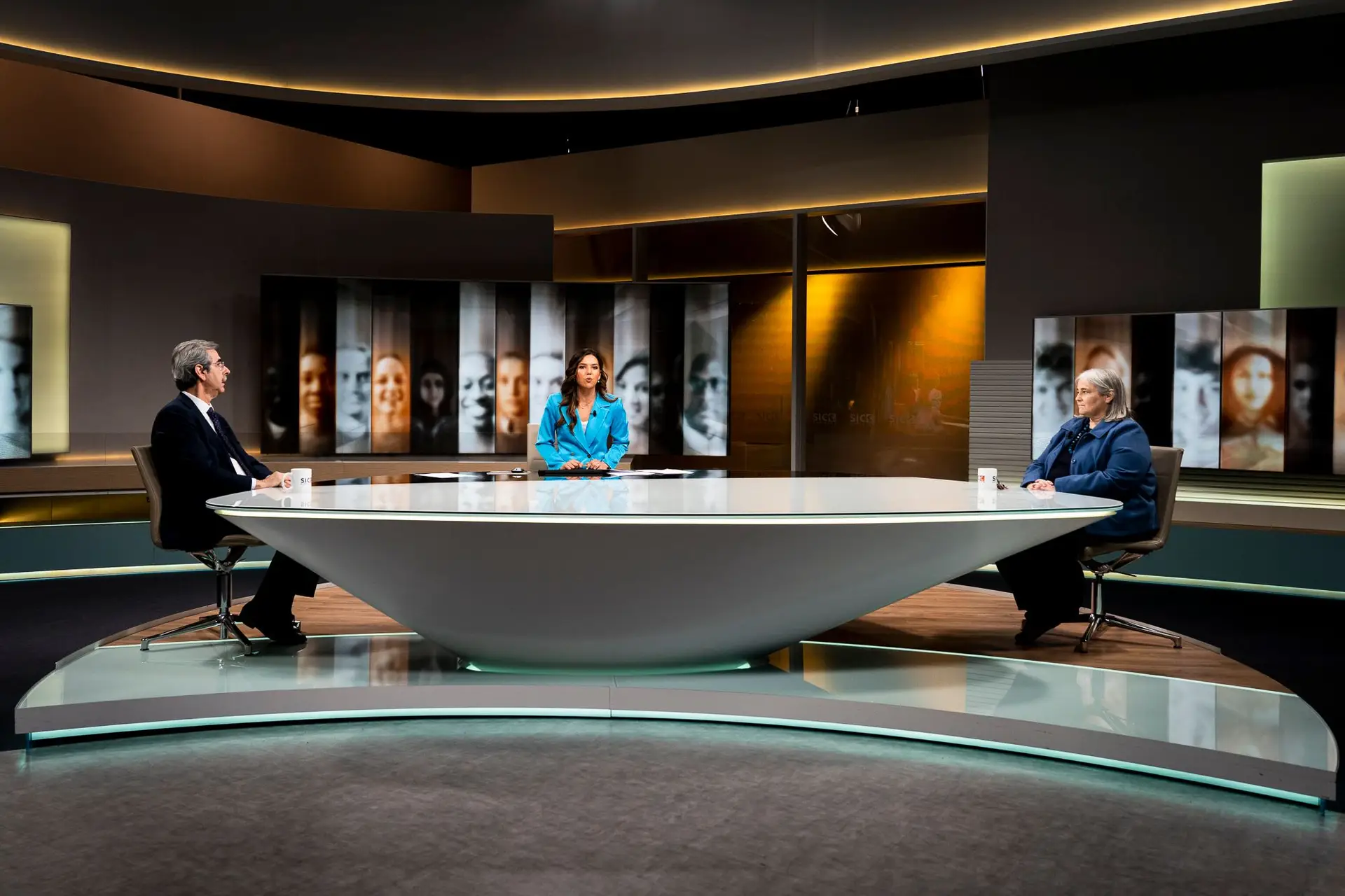 Sara Taínha moderou o debate que juntou os quatro especialistas numa discussão aberta sobre quais devem ser as prioridades da oncologia para lidar com o número crescente de casos