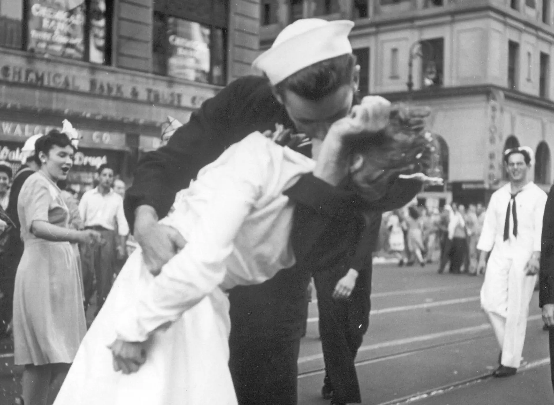Um dos beijos mais famosos do mundo, trocado entre um marinheiro e uma enfermeira na Times Square, em Nova Iorque, nos Estados Unidos, para celebrar o fim da II Guerra Mundial (1945)