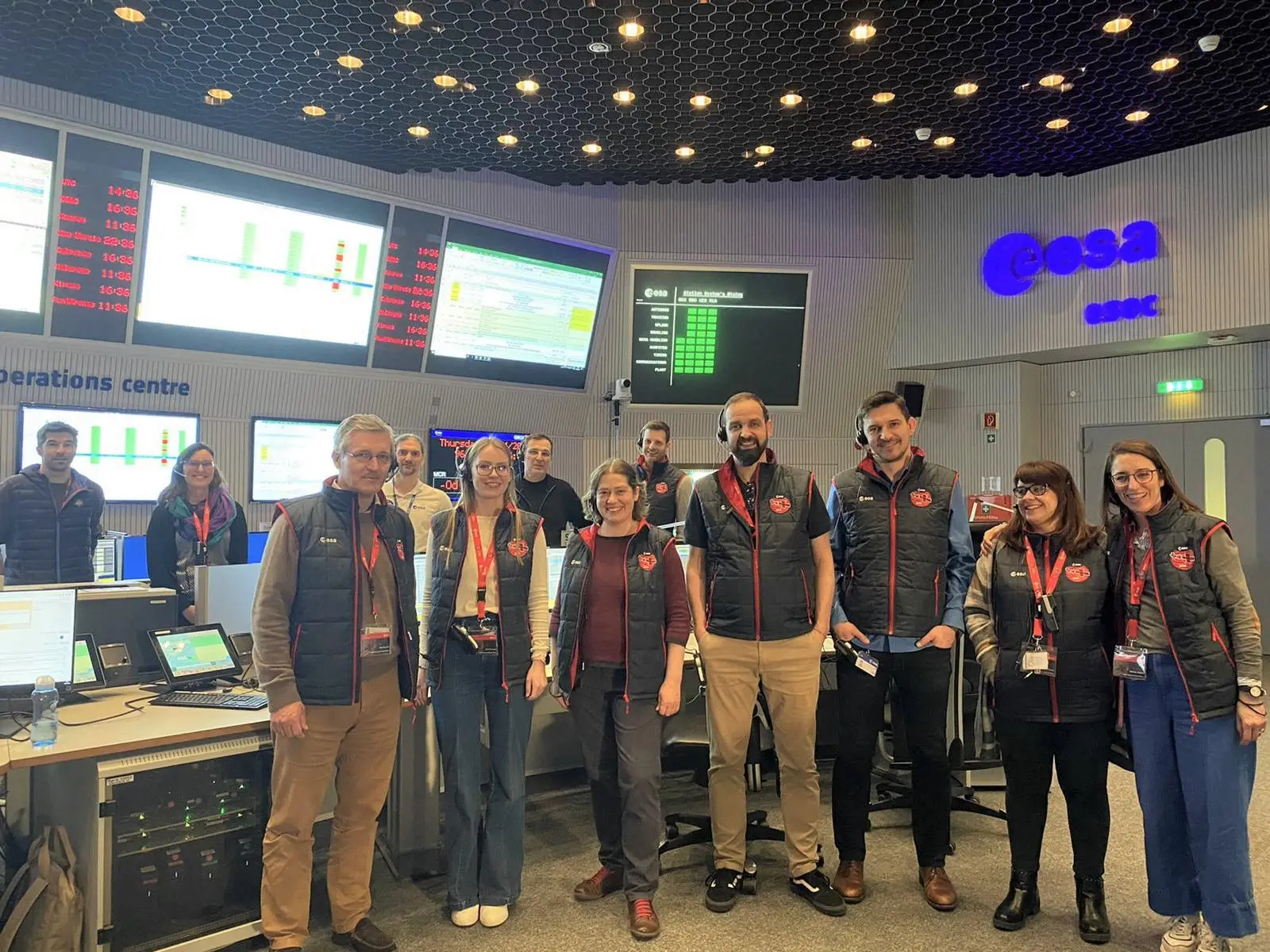 Equipa da ESA na sala de controlo em Darmstadt, Alemanha. Bruno Sousa é o quarto a contar da esquerda.