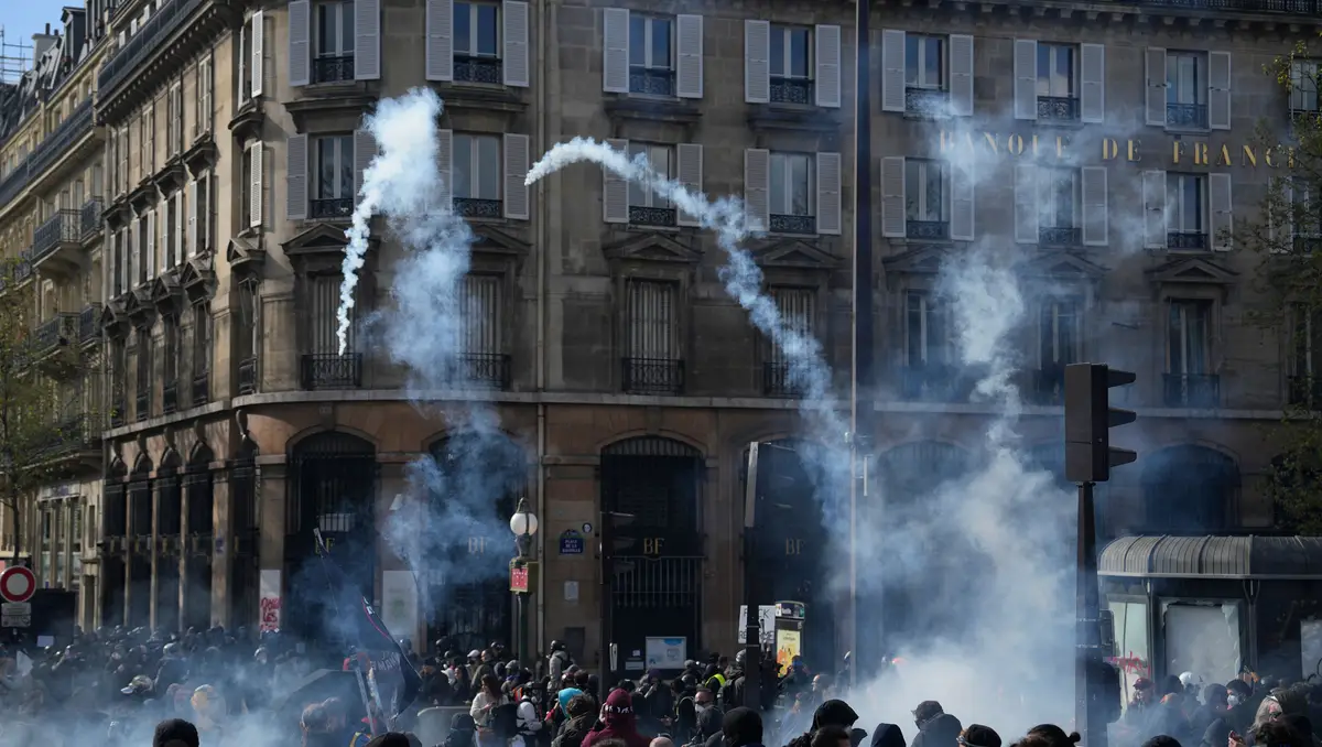 Manifestantes concentram-se junto ao Palácio Real