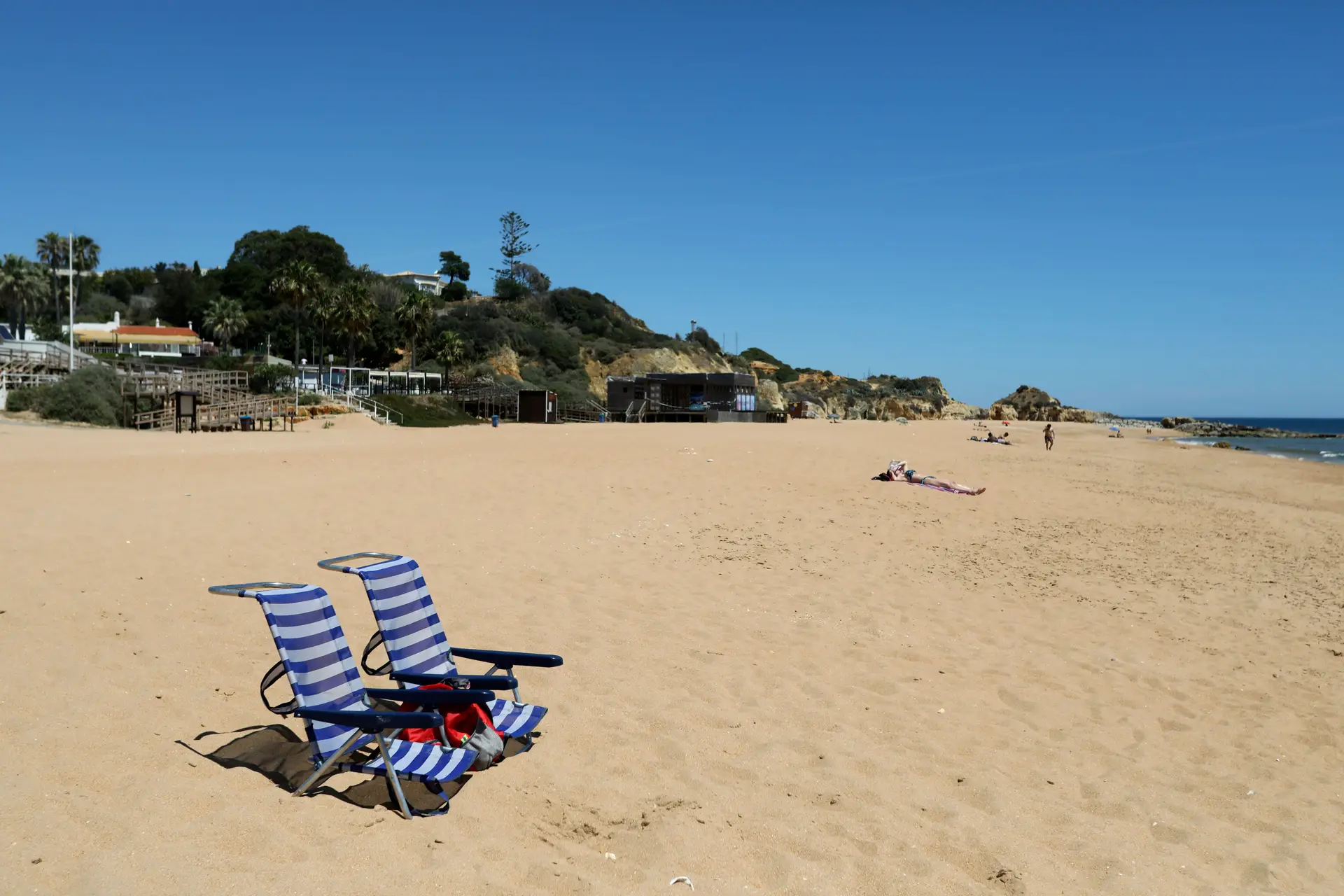 Duas cadeiras de praia vazias em Albufeira, Algarve.