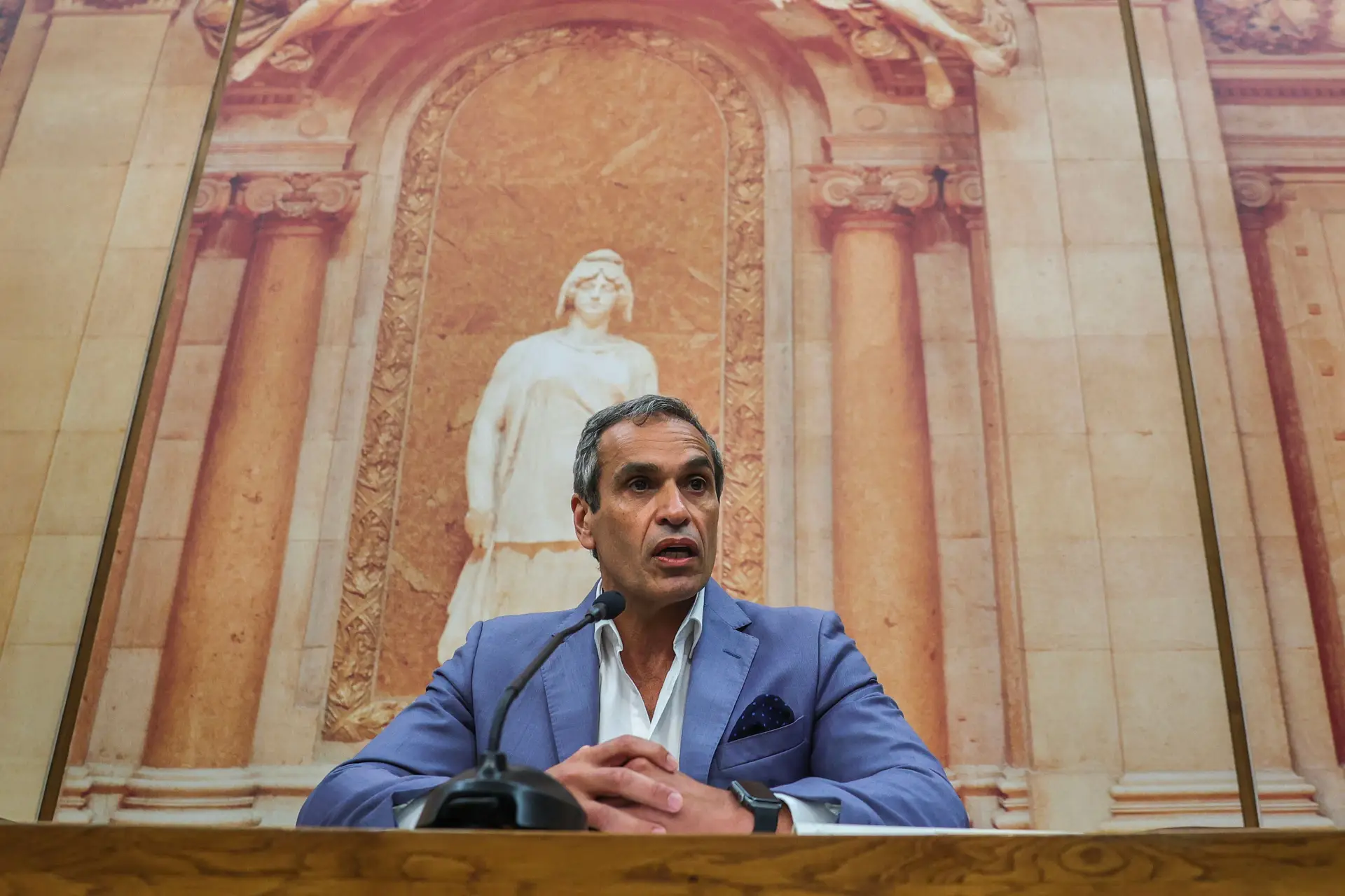 O coordenador dos deputados do Partido Socialista (PS) na comissão de inquérito à TAP, Carlos Pereira, em declarações durante uma conferência de imprensa sobre a sua decisão de deixar todas as suas funções neste órgão parlamentar, na Assembleia da República, em Lisboa