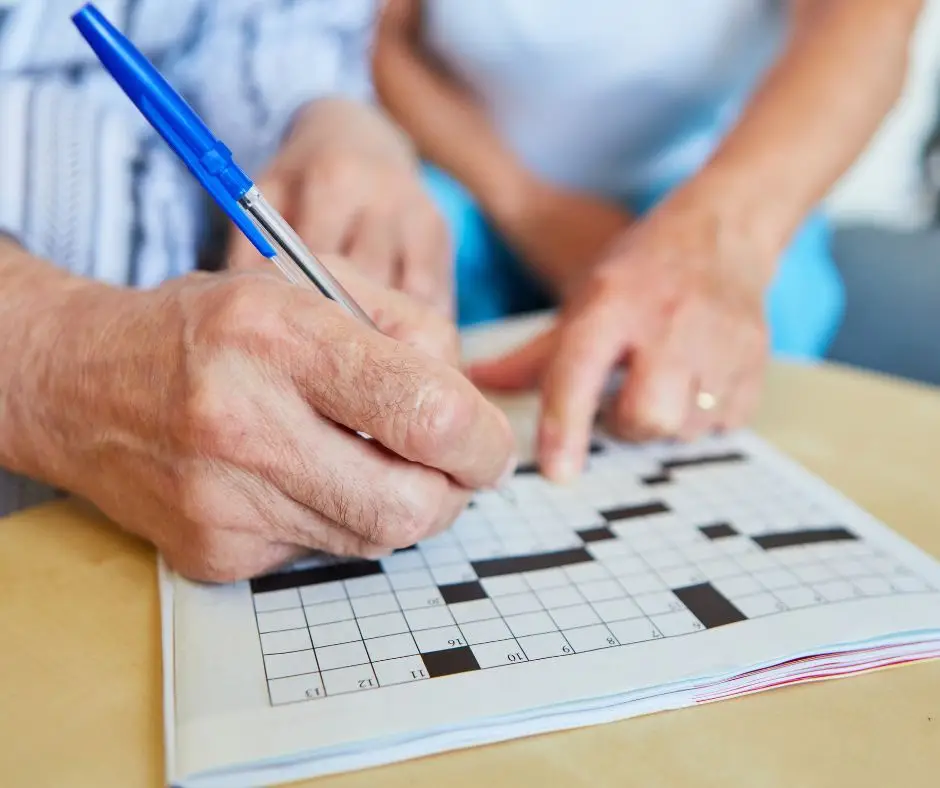 As atividades a desenvolver assentam nas seguintes estratégias: aprender sobre a saúde do cérebro, exercitar a memória e outras funções mentais vitais e modificar as rotinas diárias.