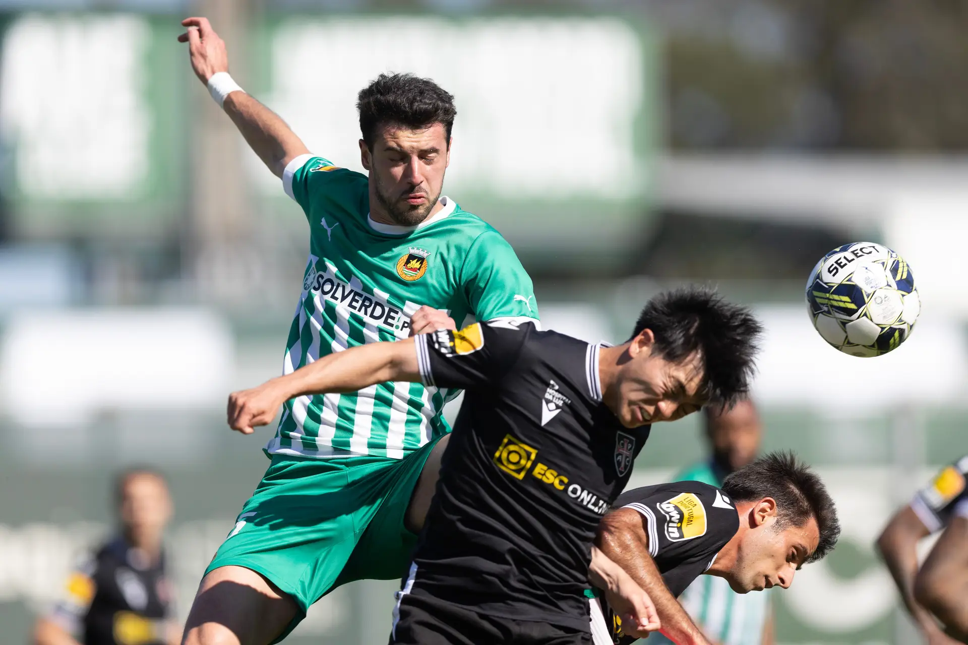 O jogador do Rio Ave, Pantalon (E), disputa a bola com os jogadores do Casa Pia, Soma (C) e Taira, durante o jogo da I Liga de futebol, disputado no estádio dos Arcos, Vila do Conde
