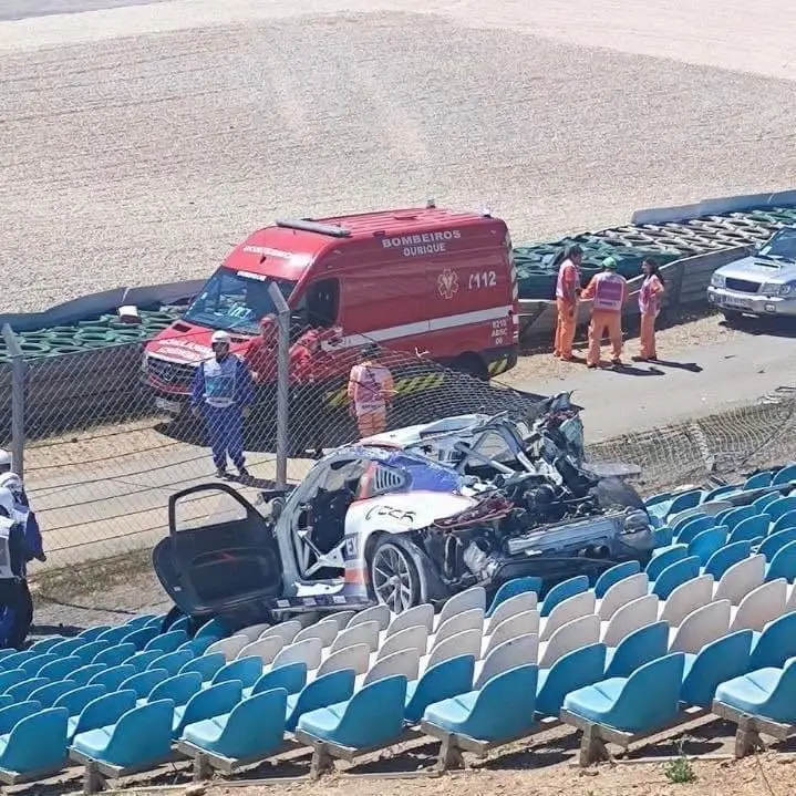 Estado em que ficou o carro em que seguia Alex Areias, após o embate.