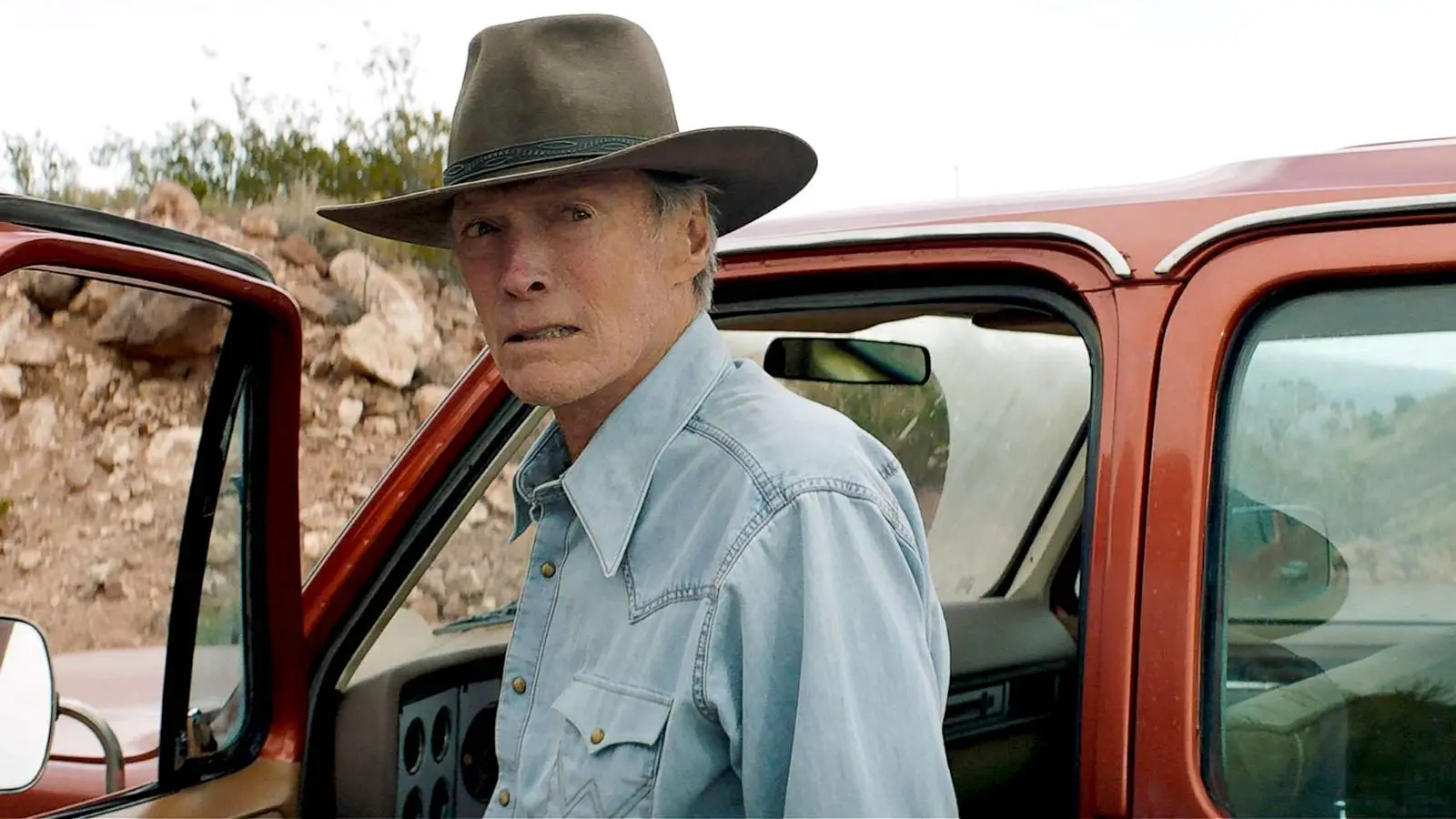 Clint Eastwood em "Cry Macho" (2021), um "western" à moda antiga, mas em cenários do presente
