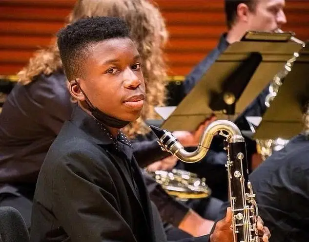 Família de Ralph Yarl, jovem de 16 baleado ao enganar-se na casa, lançou um peditório para apoiar a sua recuperação