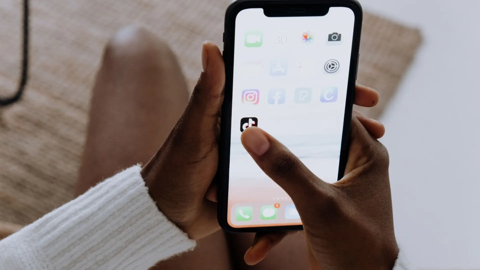 "Benadryl Challenge": jovem de 13 anos morre a tentar cumprir desafio do TikTok