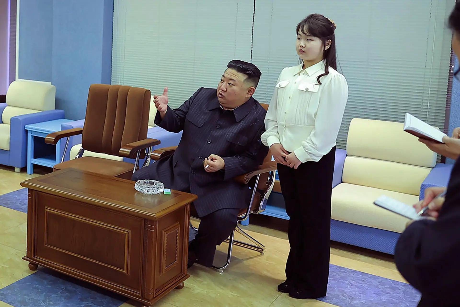 Kim Jong-un e a filha numa visita à agência aeroespacial norte-coreana, na terça-feira.