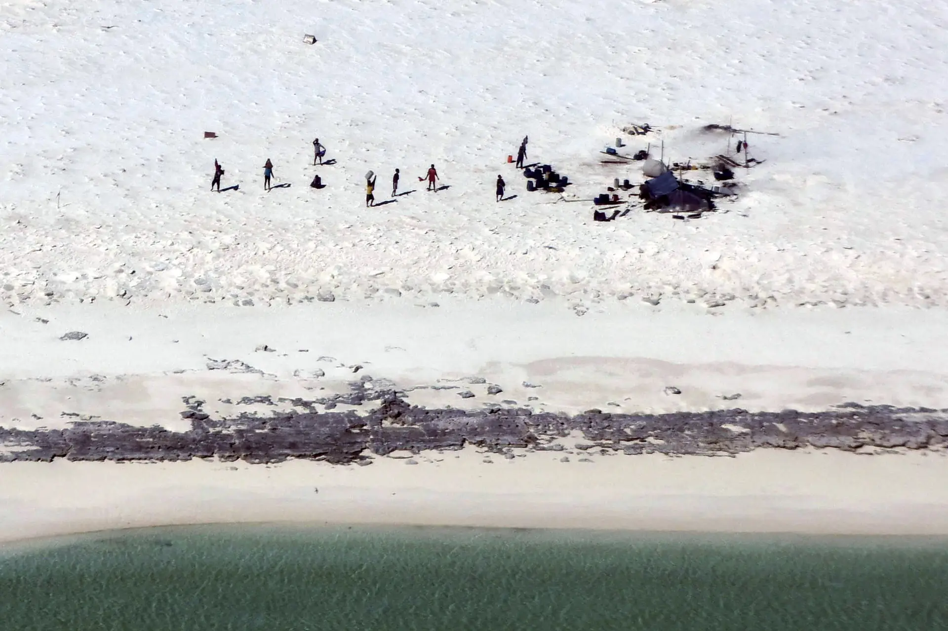 Onze pescadores passaram seis dias em ilha sem comida nem água