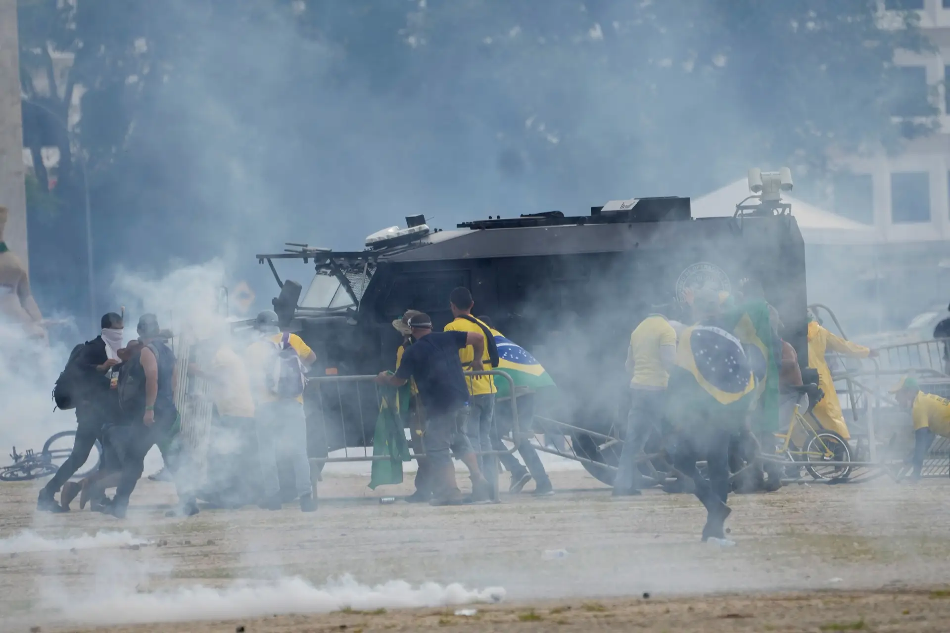 Invasão em Brasília: demite-se ministro responsável pela segurança da presidência do Brasil