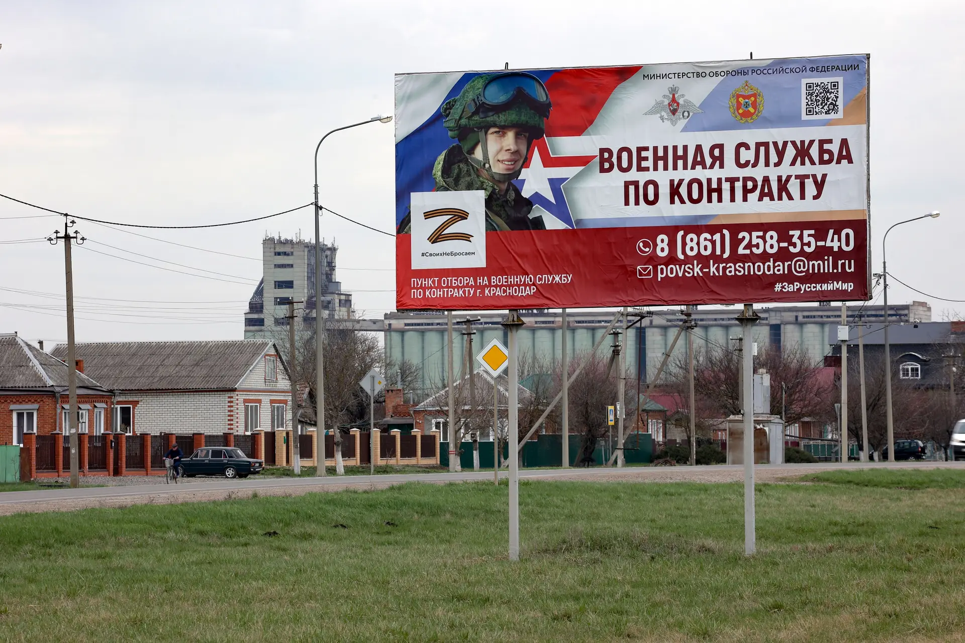 "És um homem. Porta-te como tal": Rússia promove campanha para alistamento de voluntários