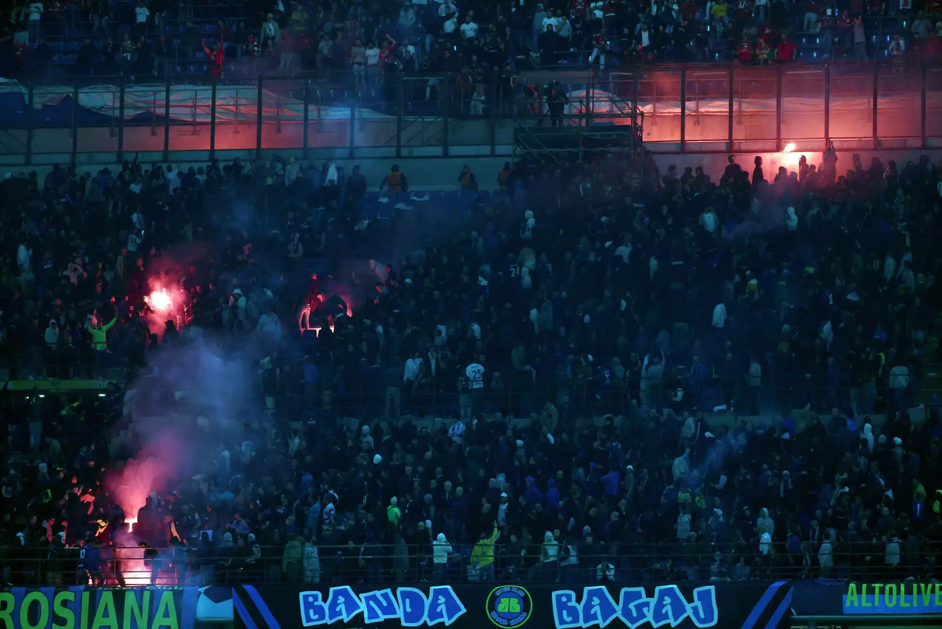 Adeptos do Benfica arremessam tochas no estádio do Inter