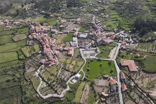 Há uma aldeia na Serra da Estrela que conseguiu fixar jovens e atrair moradores