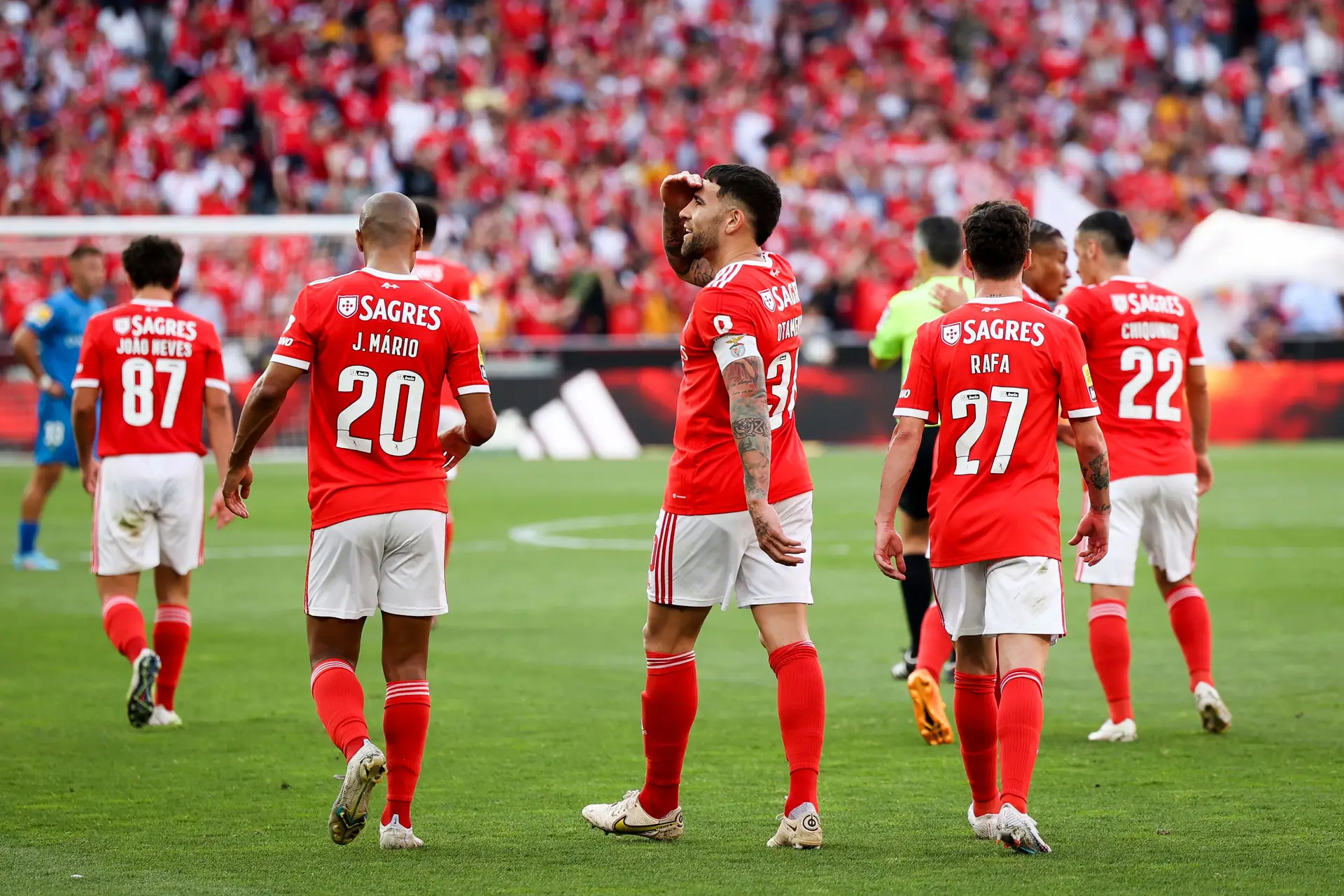 Benfica regressa às vitórias na receção ao Estoril Praia