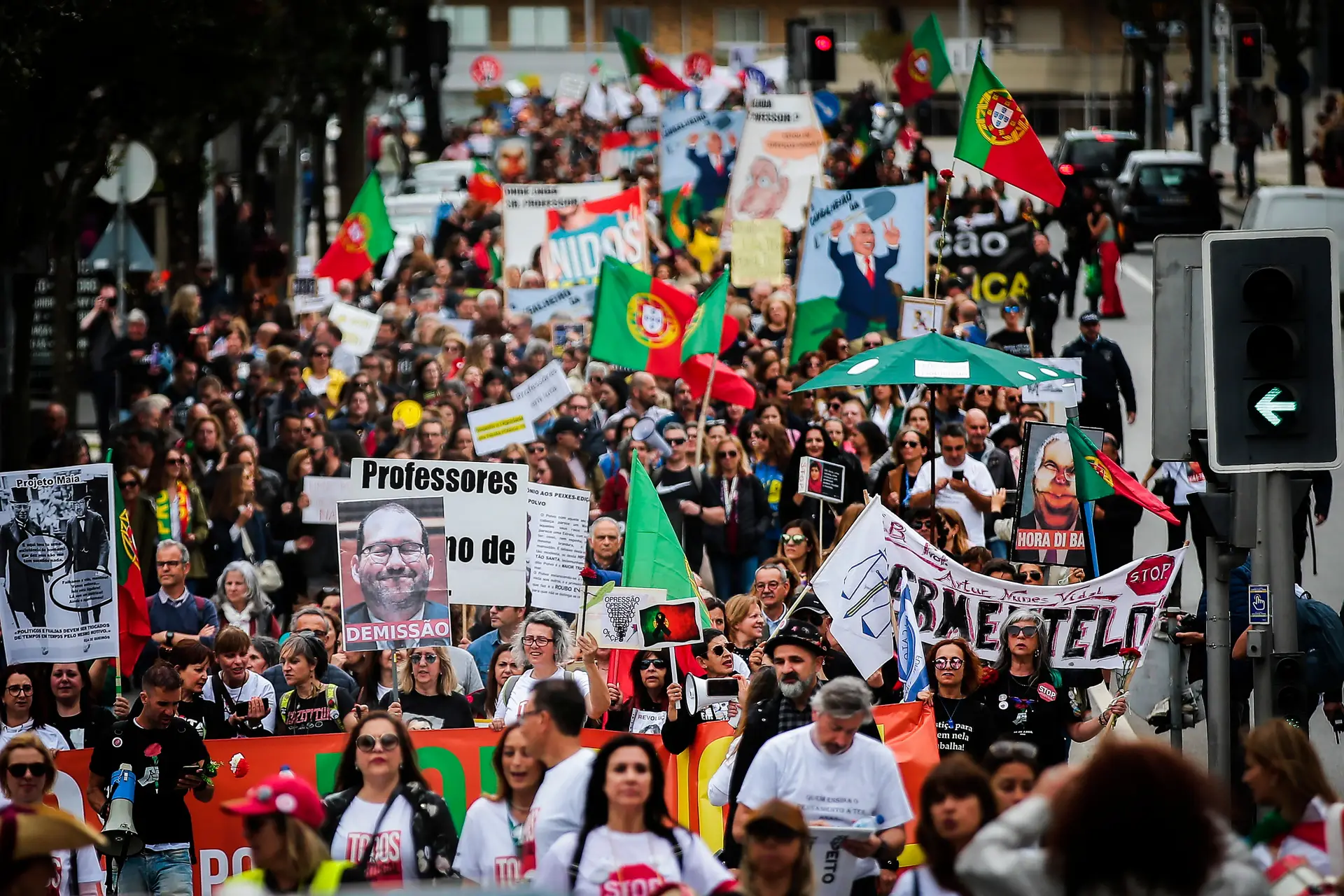 Participantes durante a marcha de protesto "Todos por Portugal”, iniciativa organizada por um grupo de professores contra o Governo e com destino ao Palácio de Cristal, no Porto.