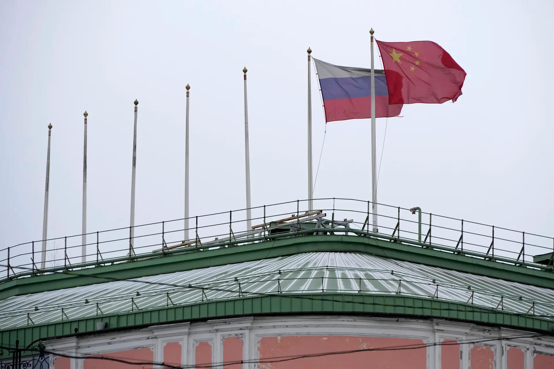 Bandeiras da Rússia e da China numa praça em São Petersburgo, na Rússia