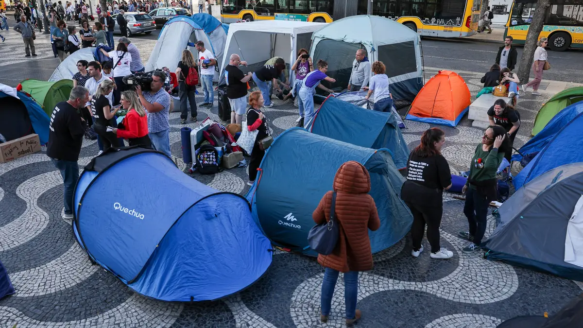 Professores iniciam acampamento contra políticas do Ministério da Educação
