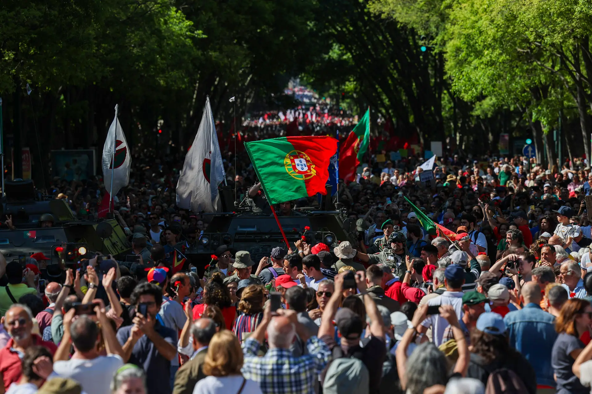 25 Abril: PS critica quem quer "normalizar os descendentes dos fascistas"