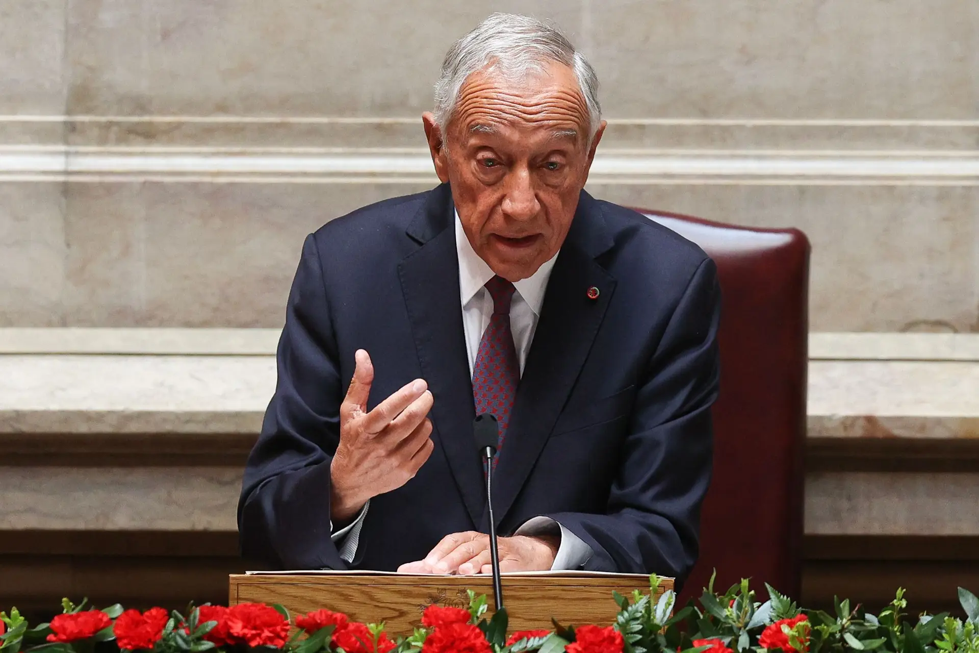 25 Abril: o povo é "o supremo senhor" da democracia e "garante da estabilidade", indica Marcelo