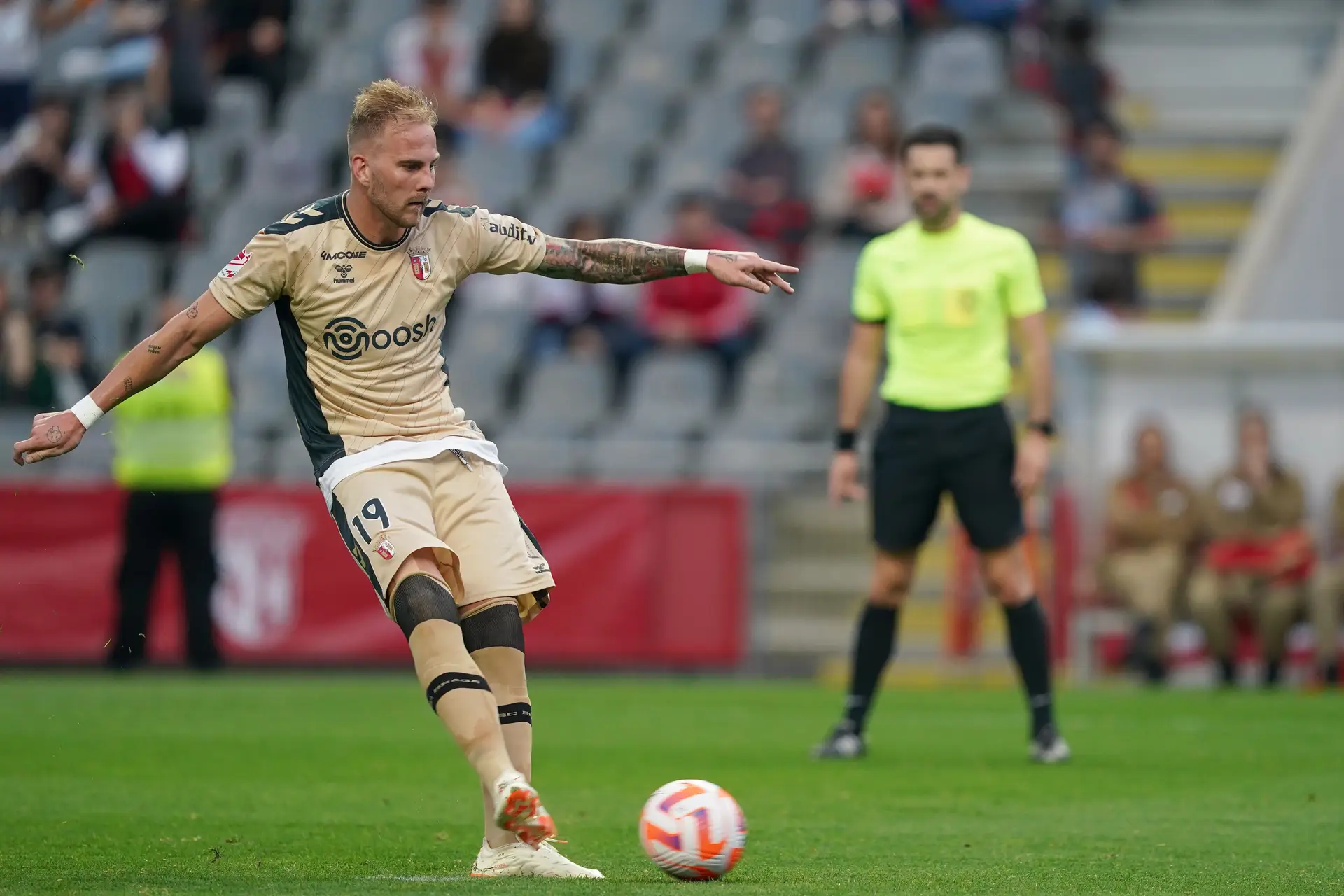 Uros Racic do Sporting de Braga remata para o golo frente ao Nacional da Madeira durante o jogo a contar para a segunda mão das meias finais da Taça de Portugal 