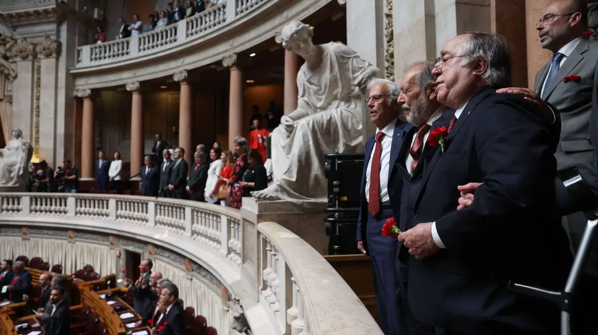 Vasco Lourenço (D) durante a sessão solene comemorativa dos 49 anos da Revolução de 25 de Abril na Assembleia da República