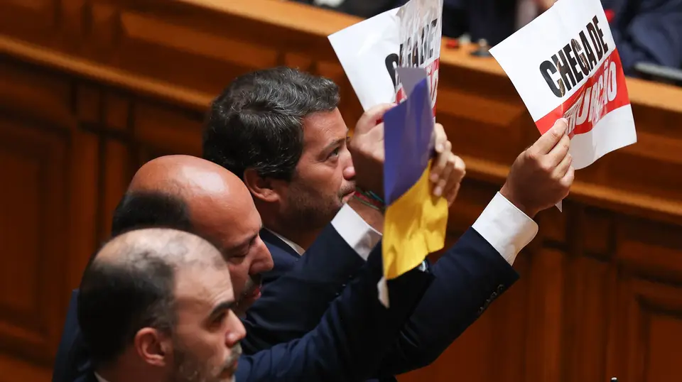 O protesto dos deputados do Chega contra Lula da Silva na Assembleia da República